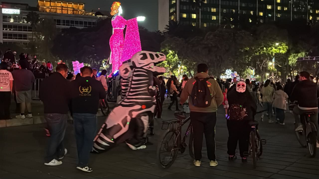 Toma aérea del Paseo Nocturno de Día de Muertos 24102026
