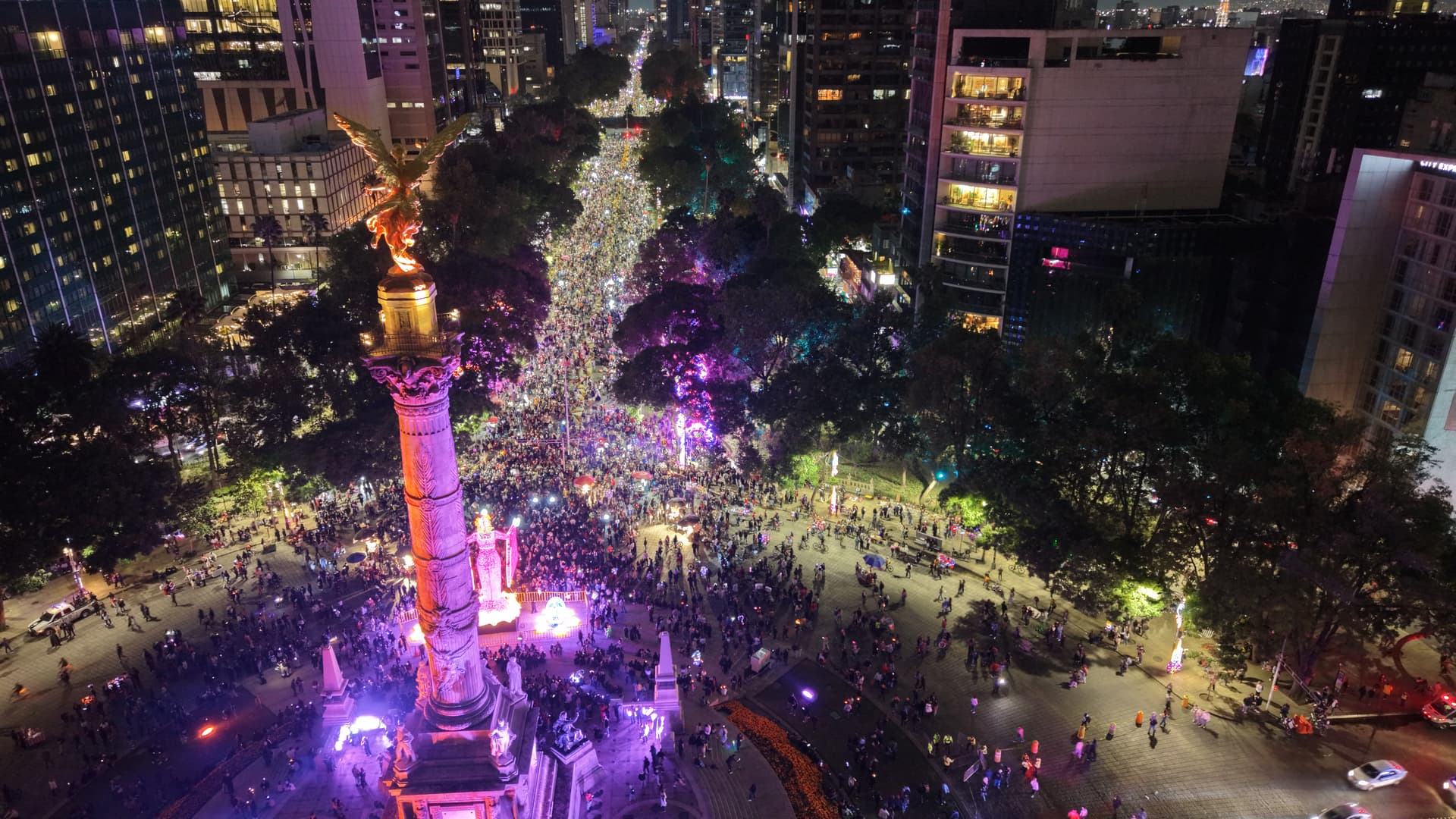 Toma aérea del Paseo Nocturno de Día de Muertos 24102026