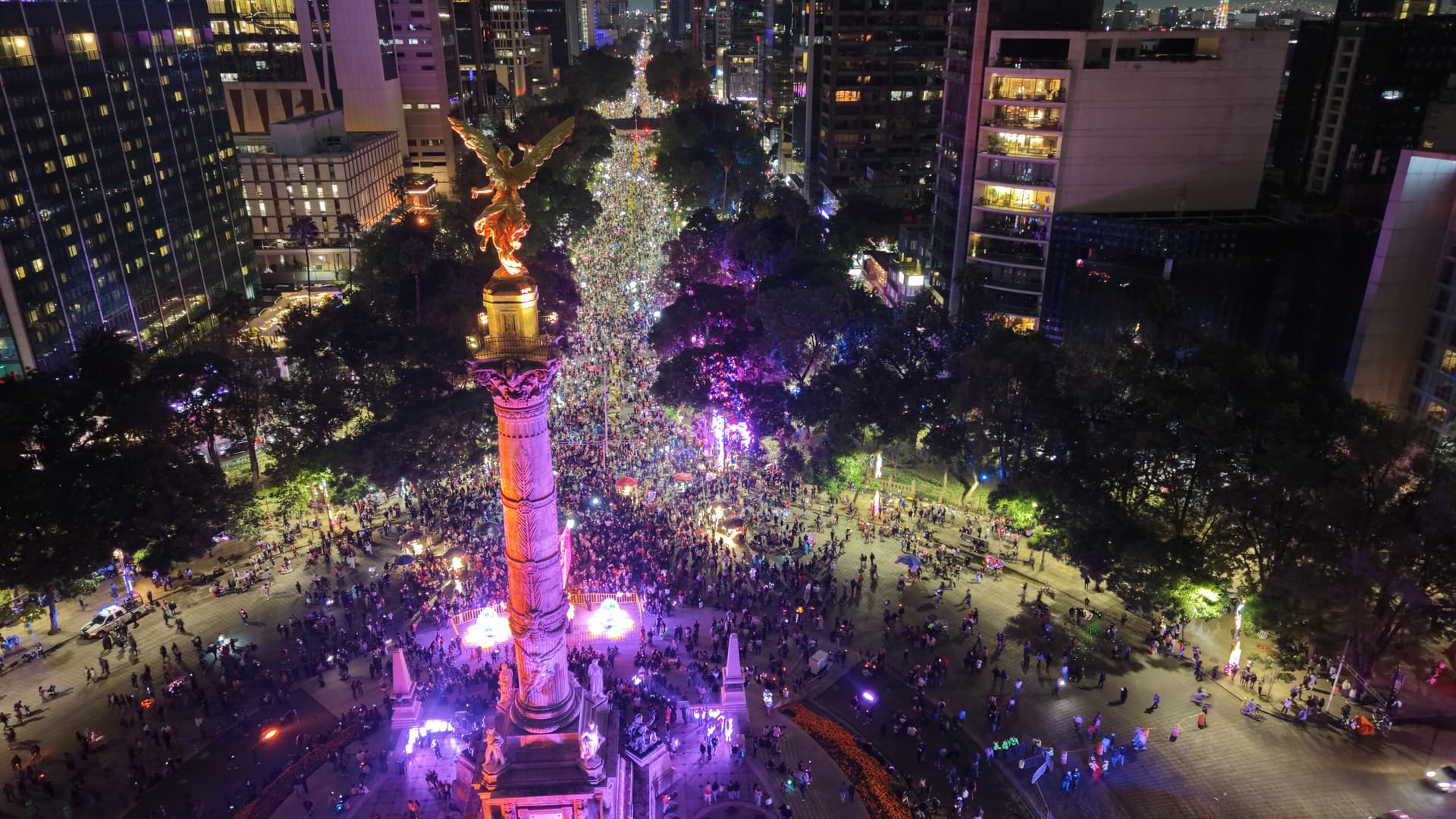 Toma aérea del Paseo Nocturno de Día de Muertos 24102026