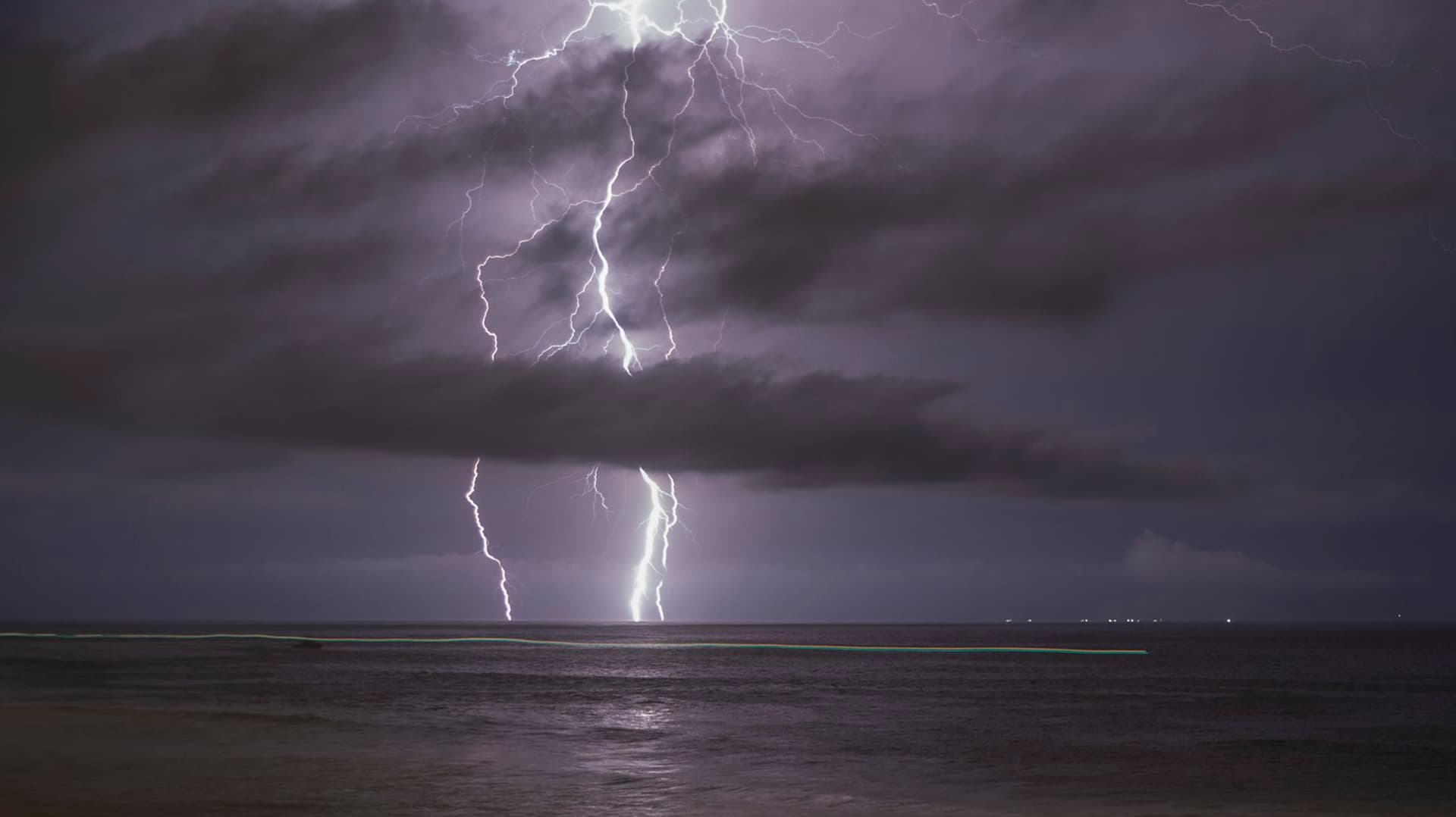 Tormentas Eléctricas: Así Puede Afectarte un Rayo Dentro de Casa