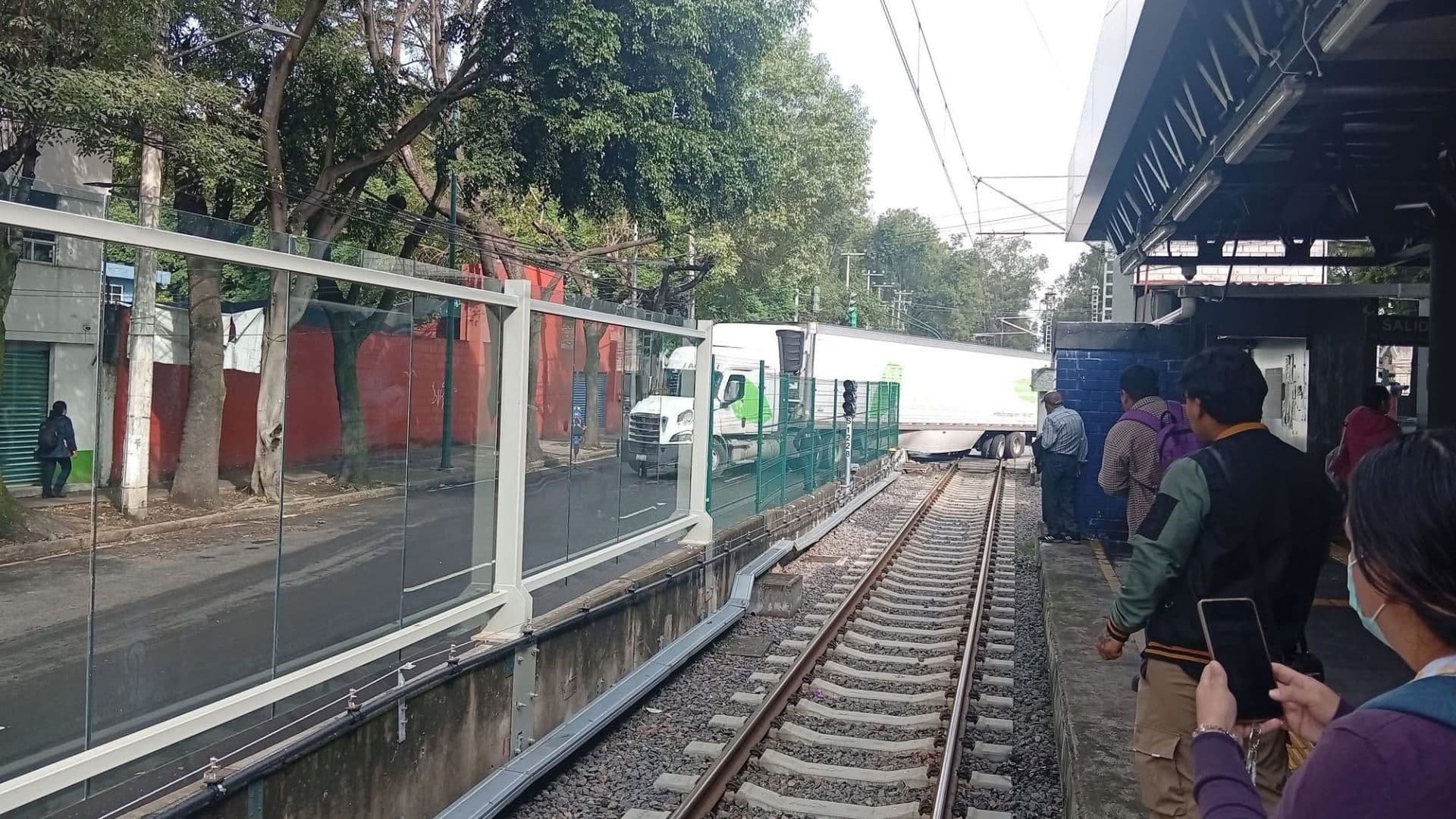 Tráiler Impacta Barda en Xomali y Afecta Servicio del Tren Ligero. Foto: @STECDMX