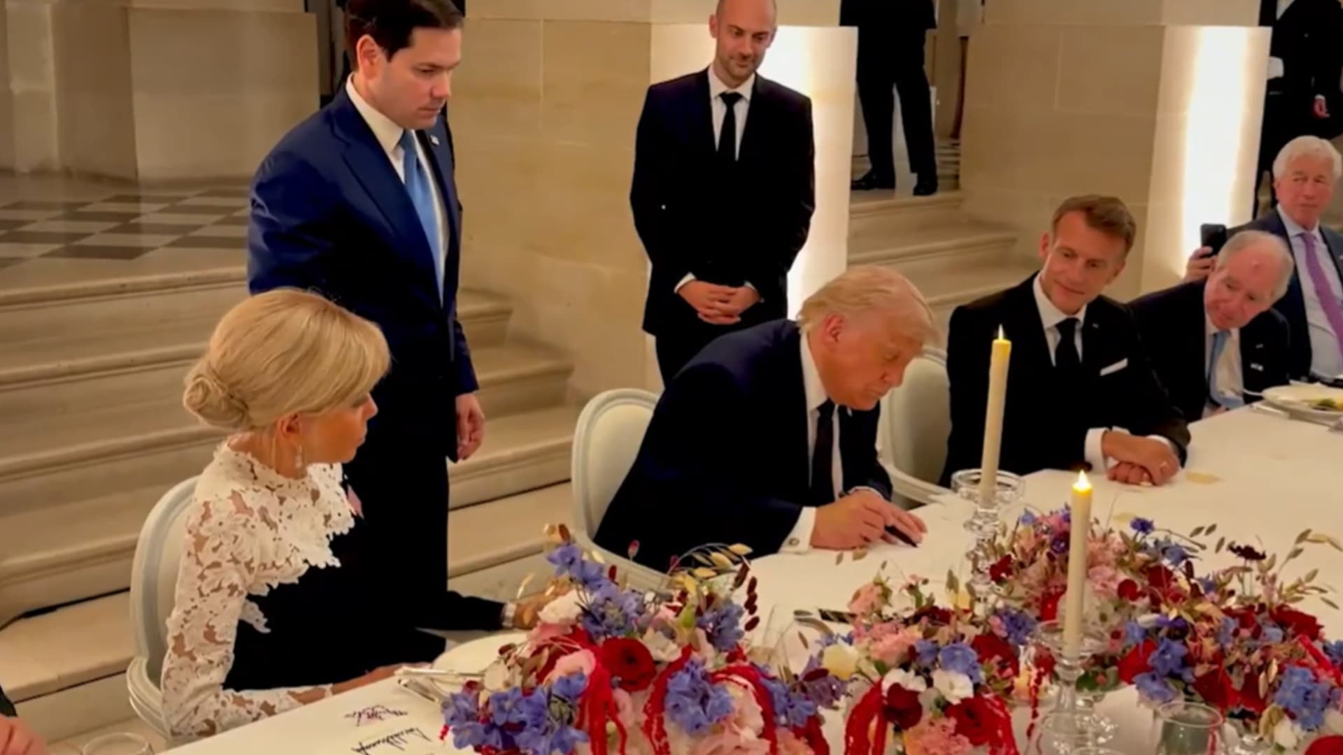 Trump Firma Memorando con Irán Durante Cena en Versalles