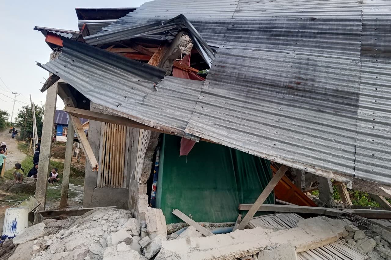 Una construcción yace en ruinas tras un terremoto. Foto: AP