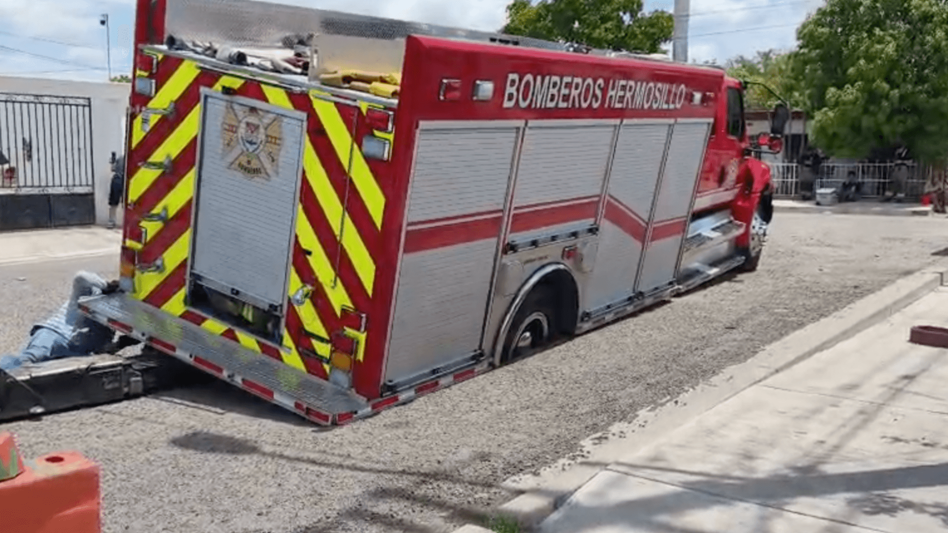 Unidad Extintora de Bomberos Quedó Parcialmente Hundida Dentro de un Socavón en Hermosillo