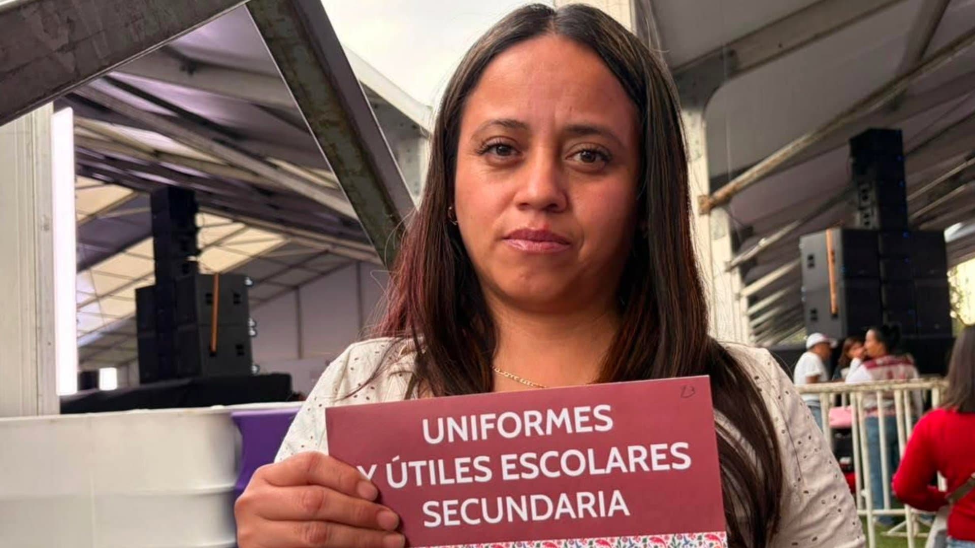 Mujer recibe apoyo Uniformes y Útiles Escolares Secundaria 2026