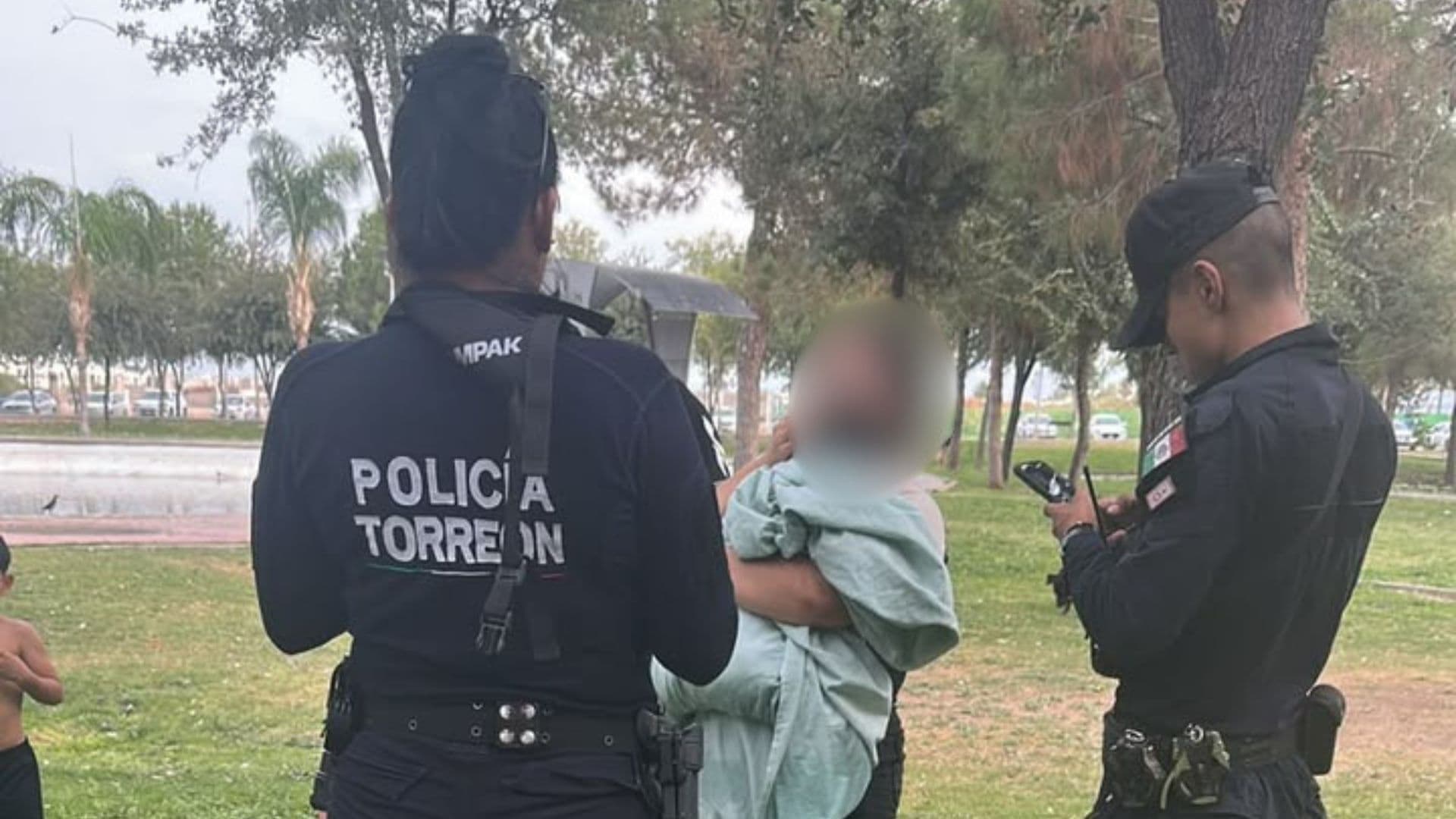 Rescatan a Padre e Hija tras Caer a Lago del Bosque Urbano de Torreón, Coahuila