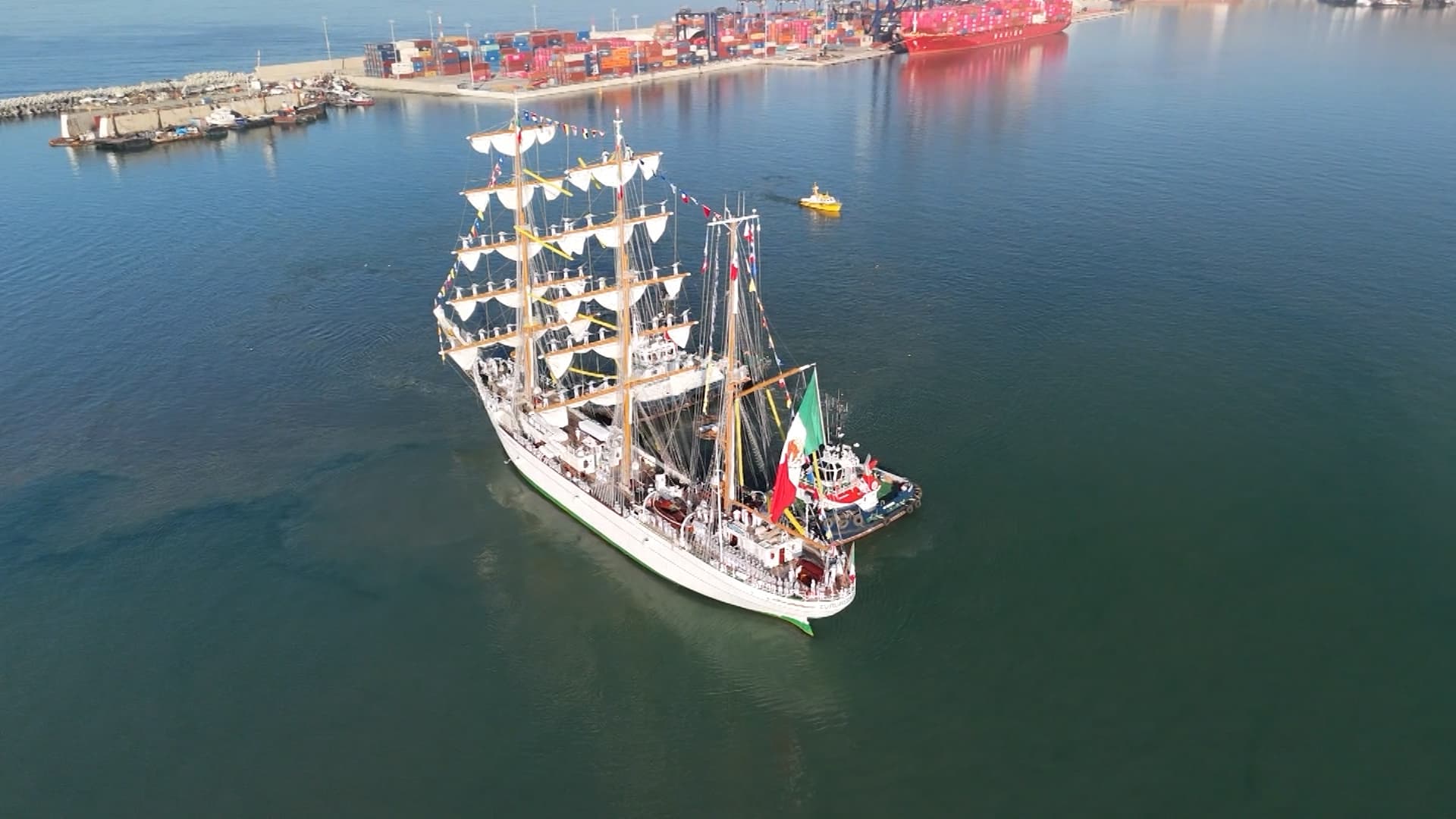 Vista panorámica del Buque Escuela Cuauhtémoc en Ensenada