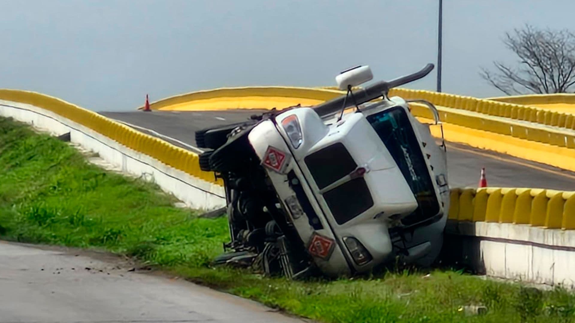 Vuelca Pipa con 20 Mil Litros de Gasolina en Altamira