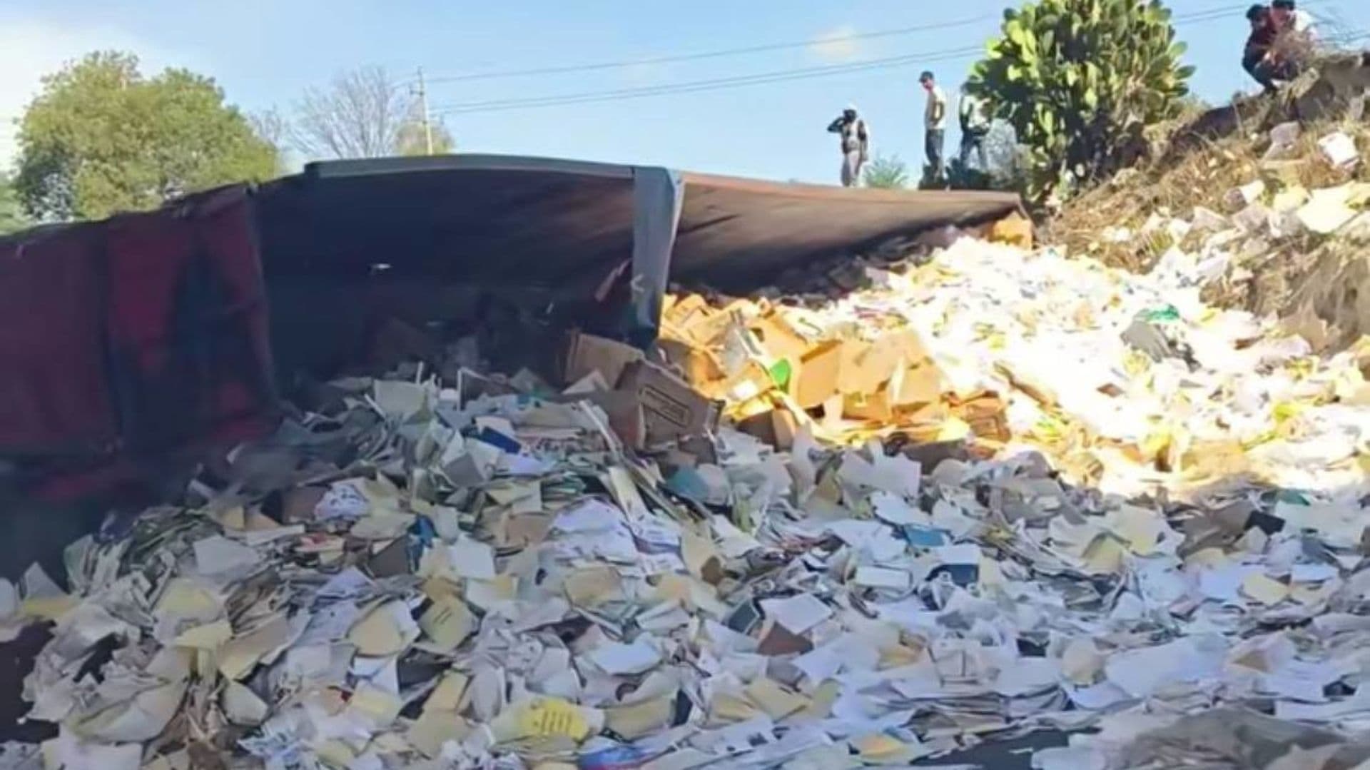 Volcadura de tráiler en la autopista Tehuacán-Oaxaca.