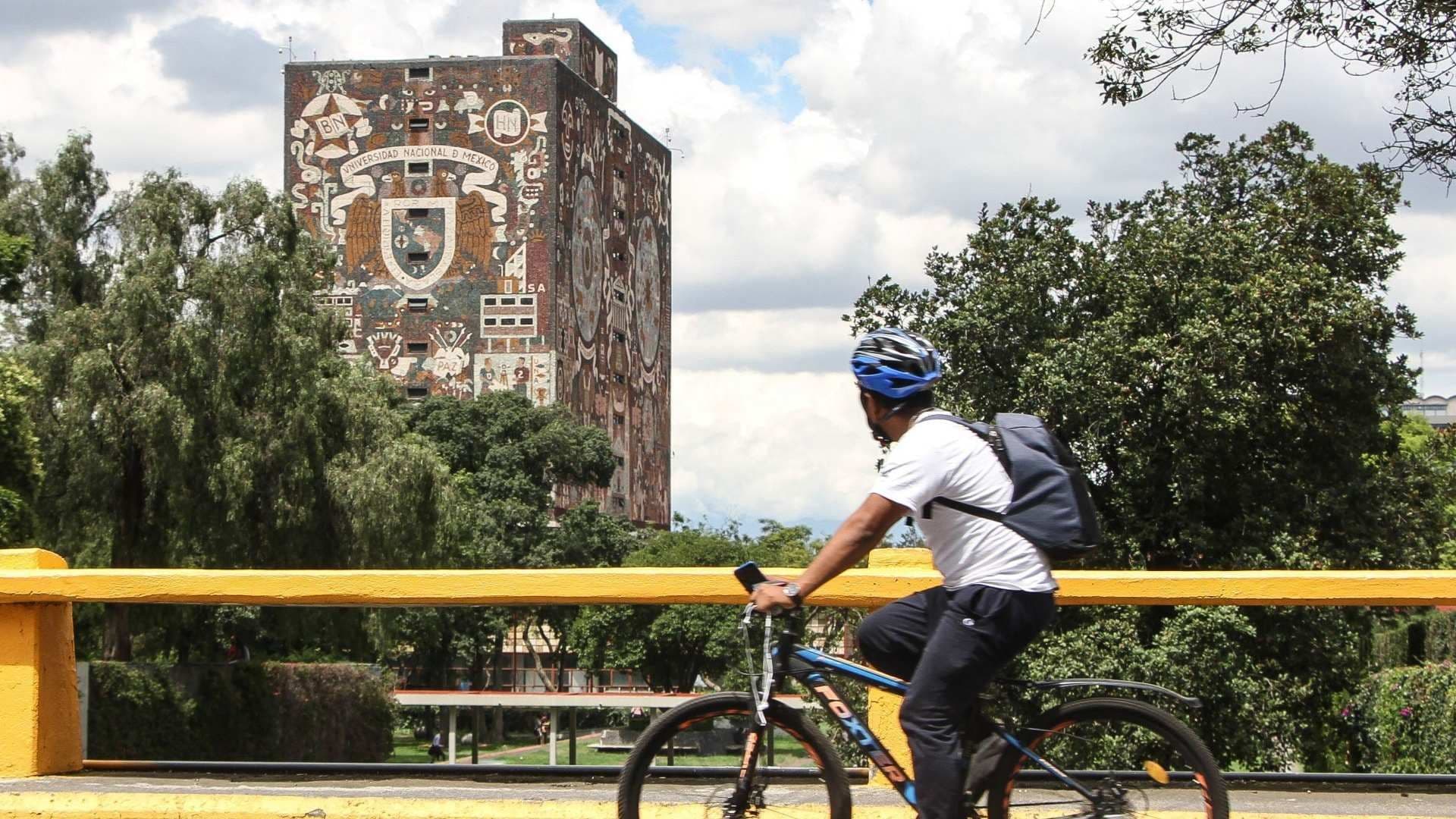 Hombre en Bici. Cuando Terminan Vacaciones Administrativas UNAM 2026.