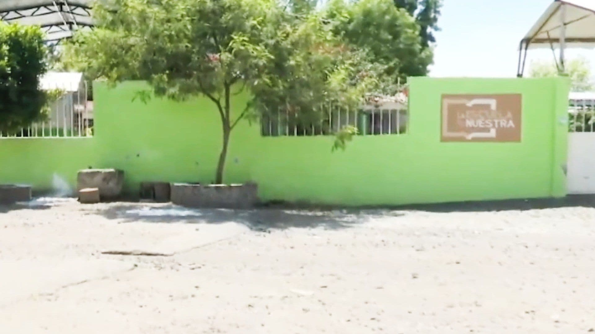 Sobre la pared se aprecian los disparos tras el ataque.
