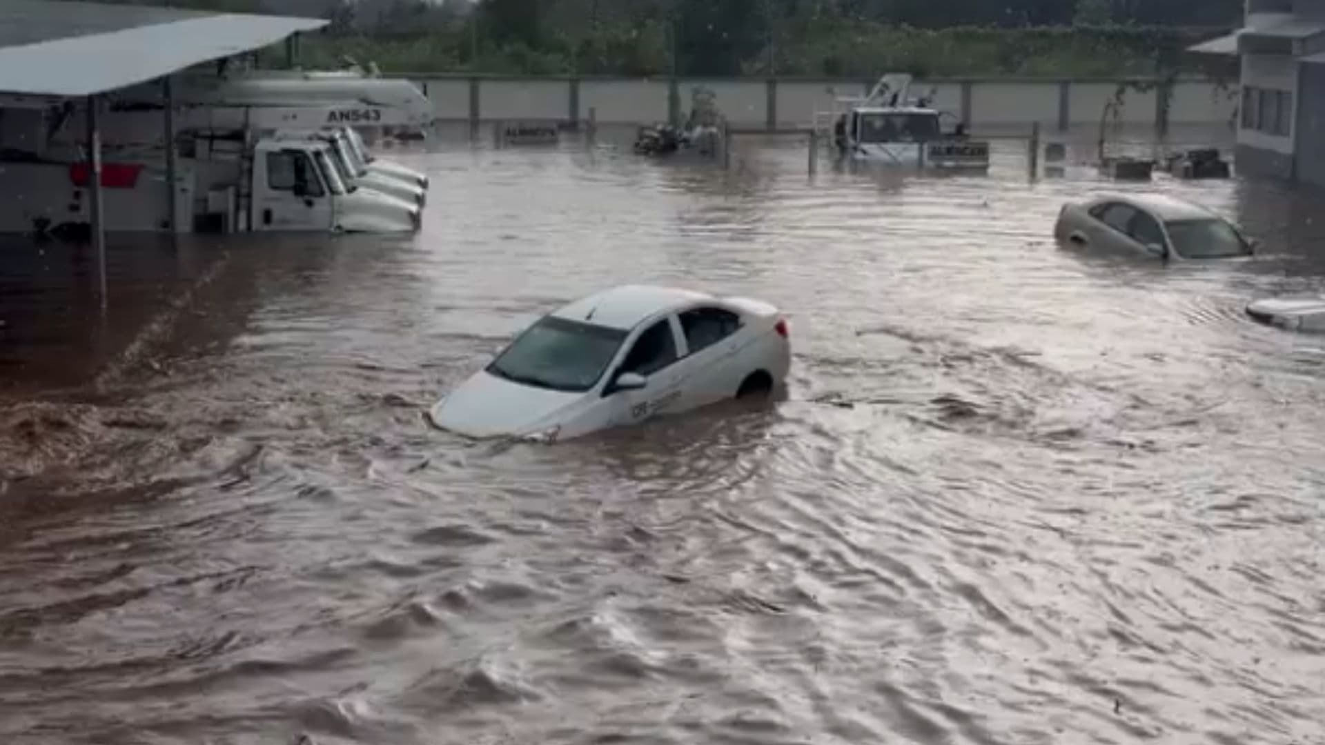 Varios vehículos quedaron bajo el agua. Foto: Especial