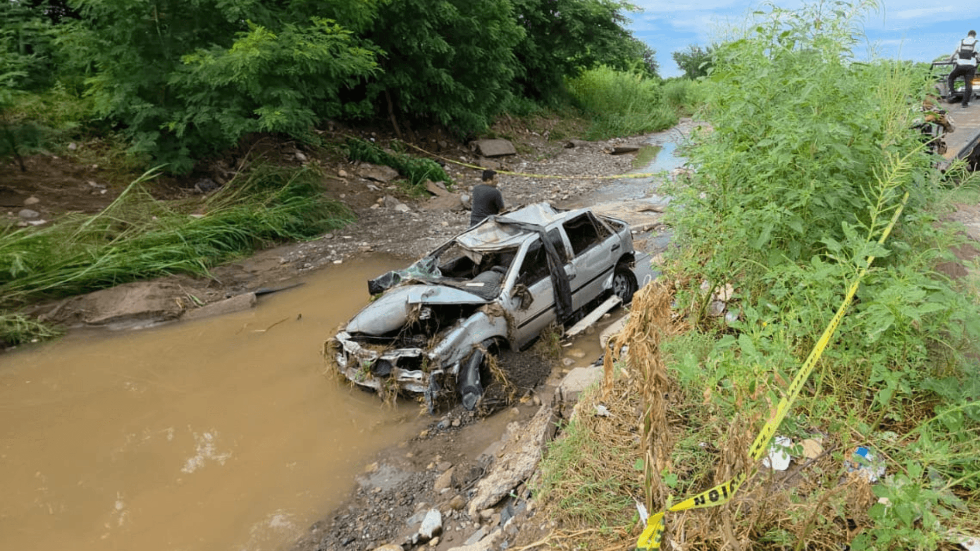 Vehículo es Arrastrado por la Corriente tras Lluvias en Culiacán