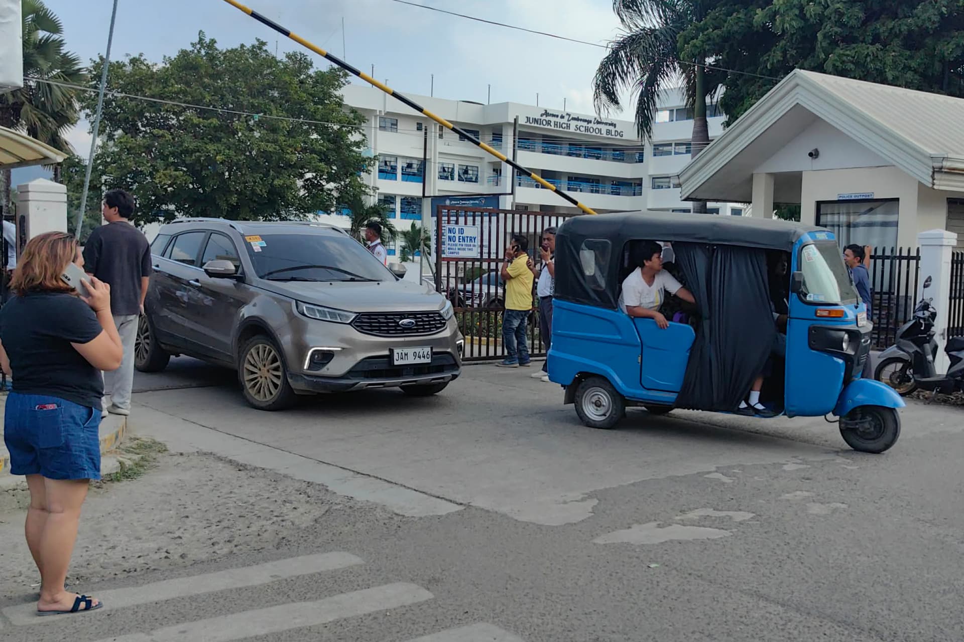 Vehículos salen de la Universidad Ateneo de Zamboanga. Foto: AP
