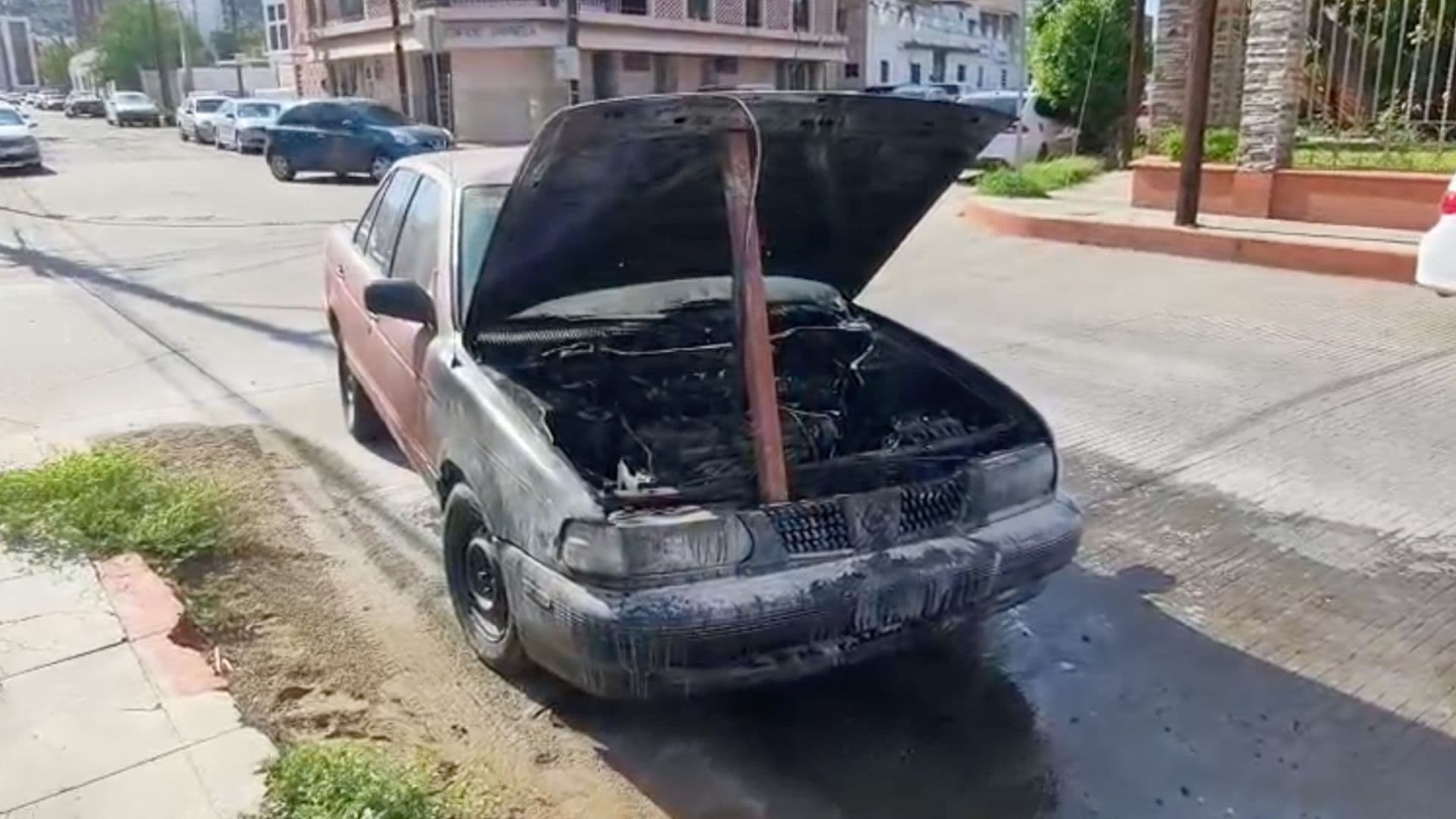 Daños de Consideración Deja Vehículo Incendiado en el Centro de Hermosillo