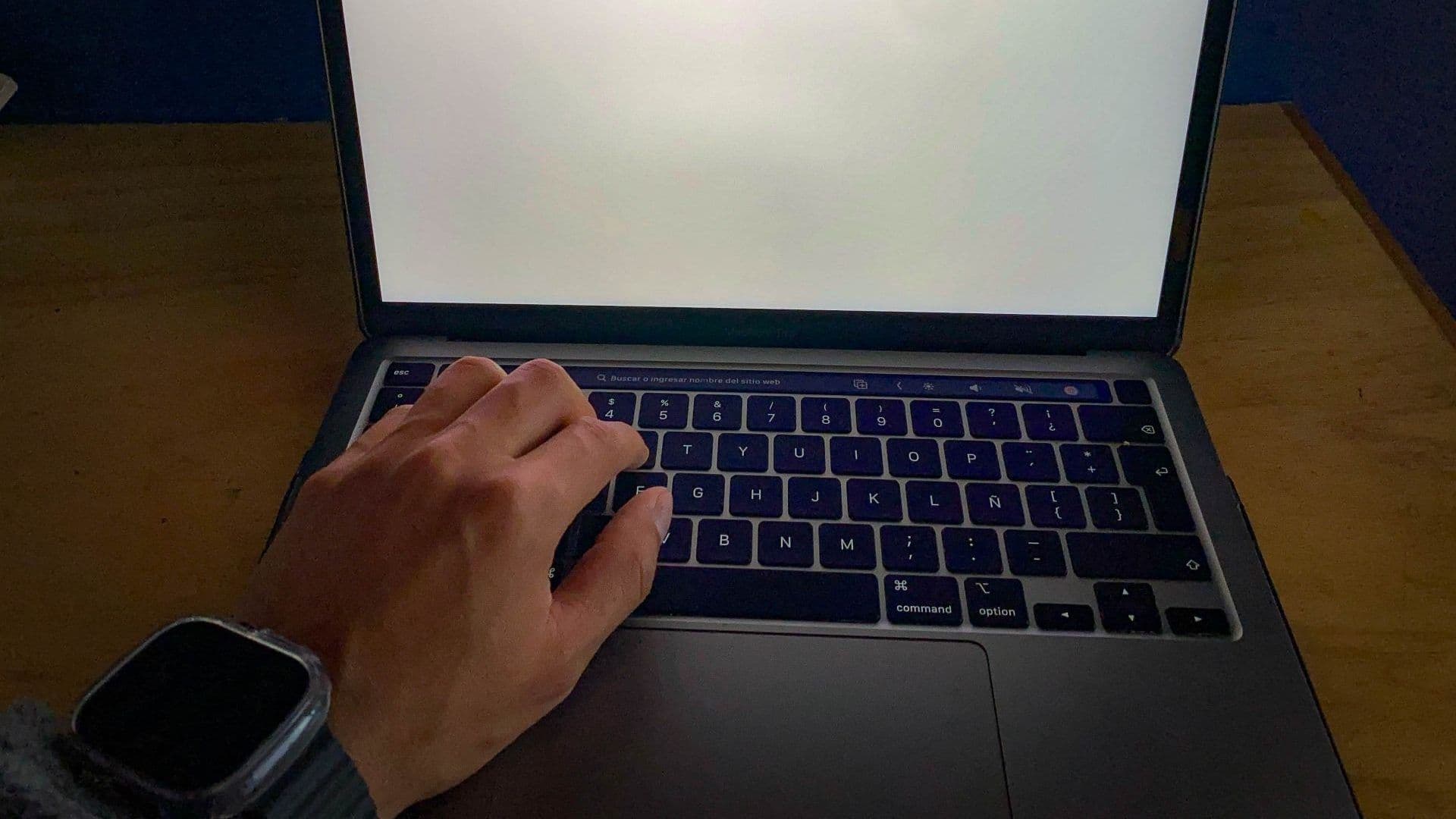 Mano escribe sobre teclado de laptop. Venta en Línea en México