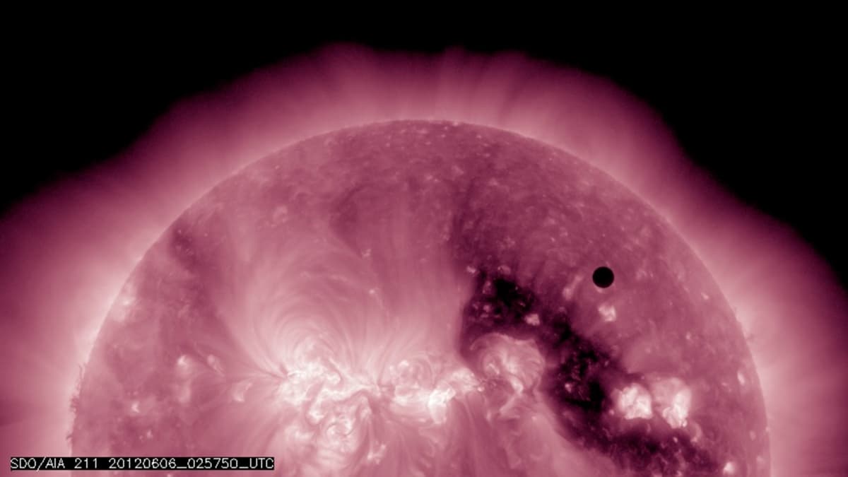 Venus pasa frente al Sol. Por qué gira al revés que el resto de planetas.