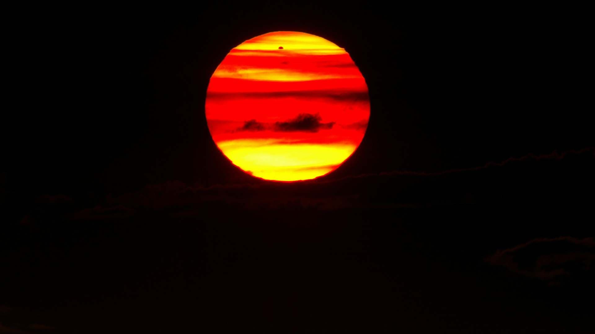 Venus transita frente al Sol.