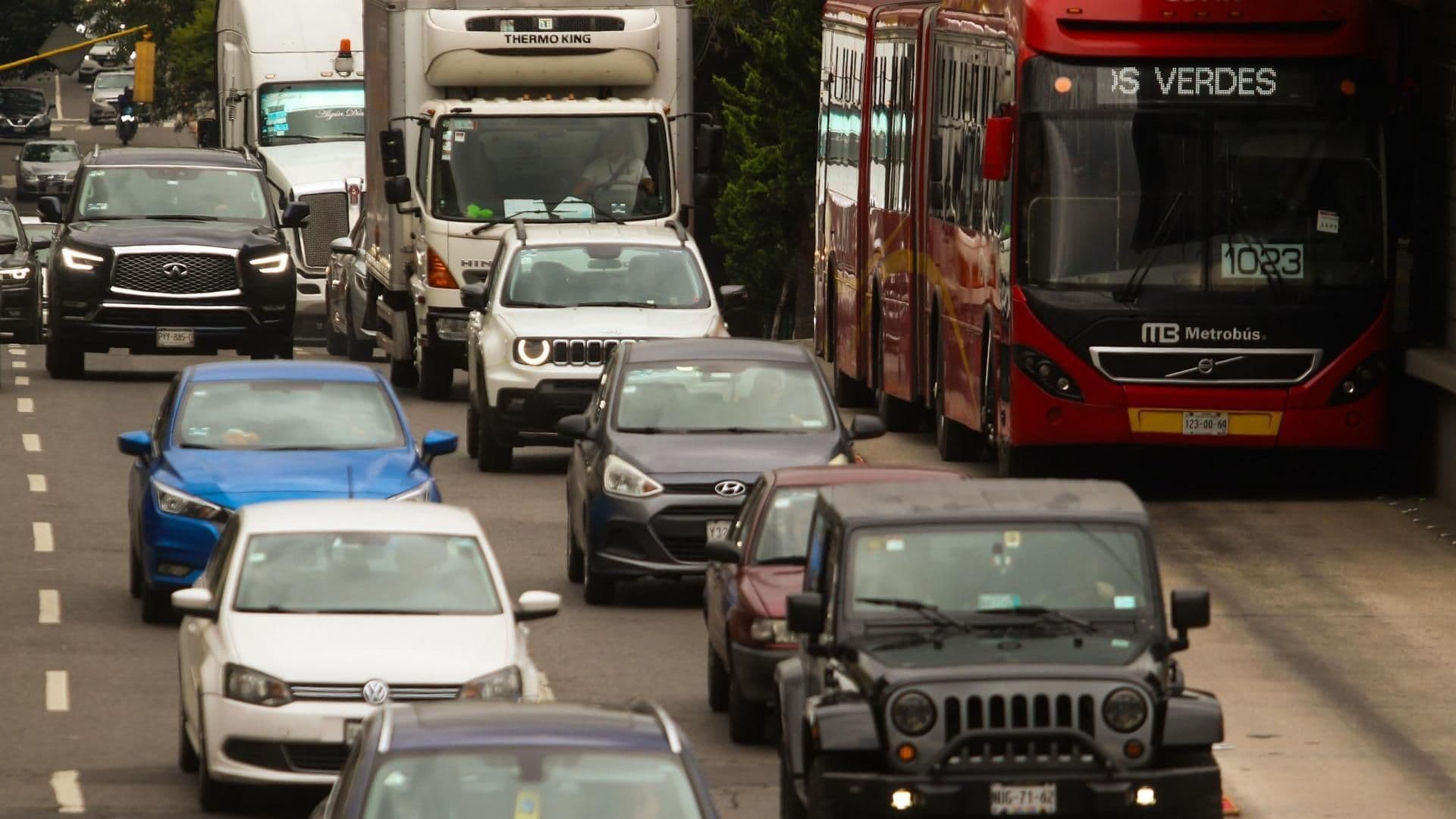 Autos circulando por calles de CDMX. Calendario de Verificación Vehicular 2026 CDMX segundo semestre