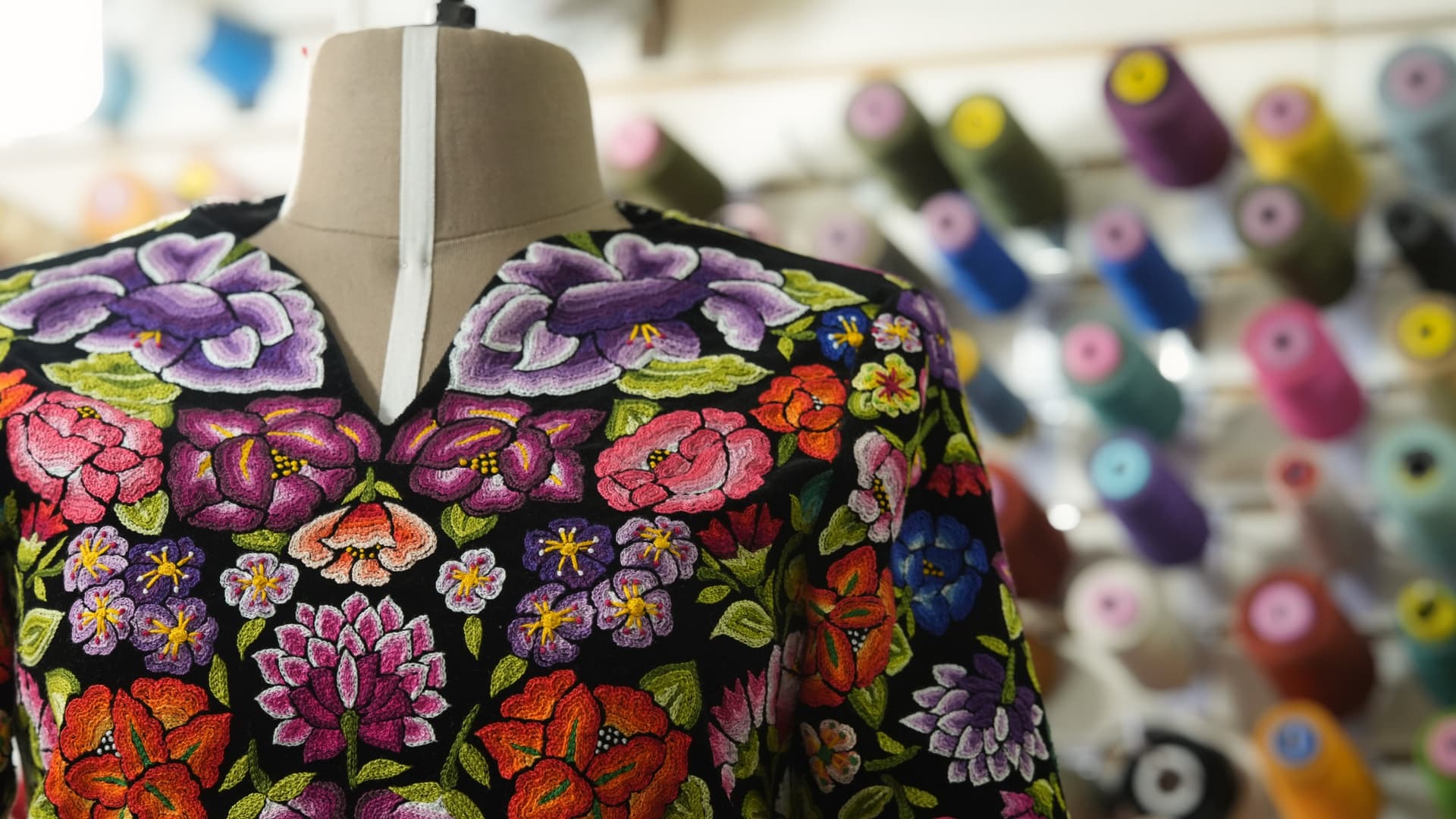 Presidencia de México comparte el diseño del vestido del Grito de Independencia