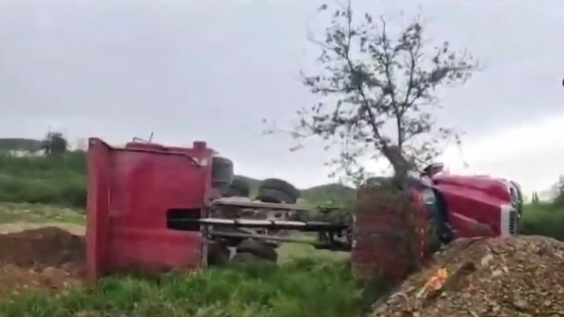Camión materialista termina volcado en obra al sur de Monterrey