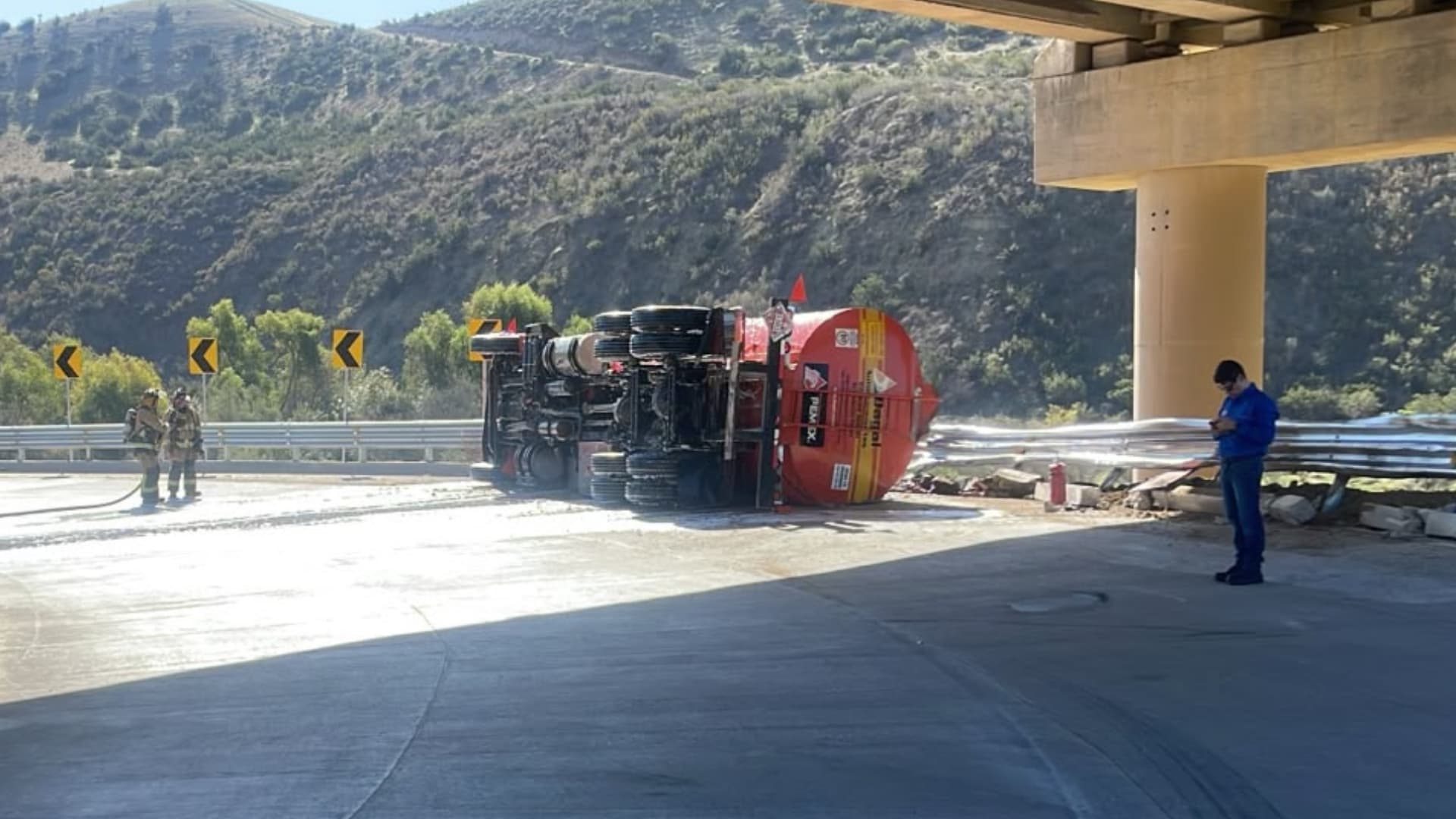 Vuelca Pipa con Combustible en el Bulevar 2000 de Tijuana, BC