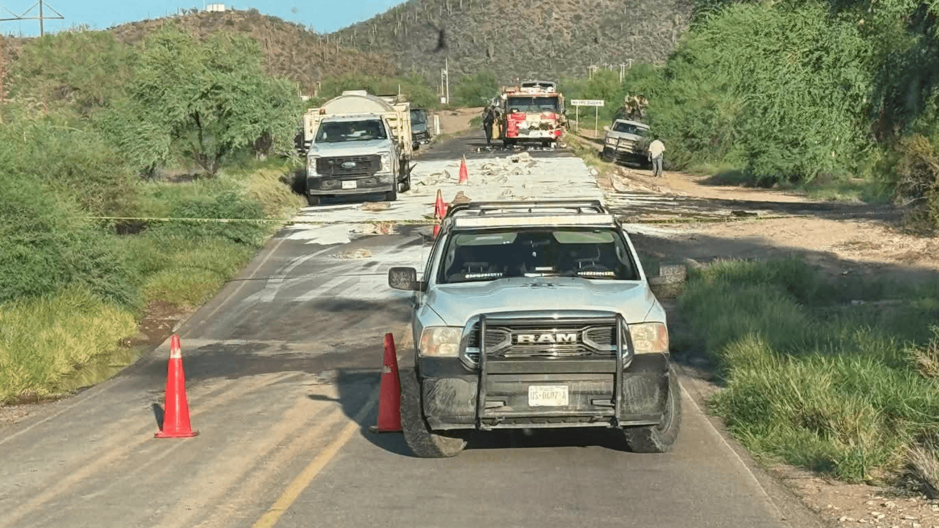 Vuelca Pipa que Transportaba Ácido Sulfúrico en Desemboque