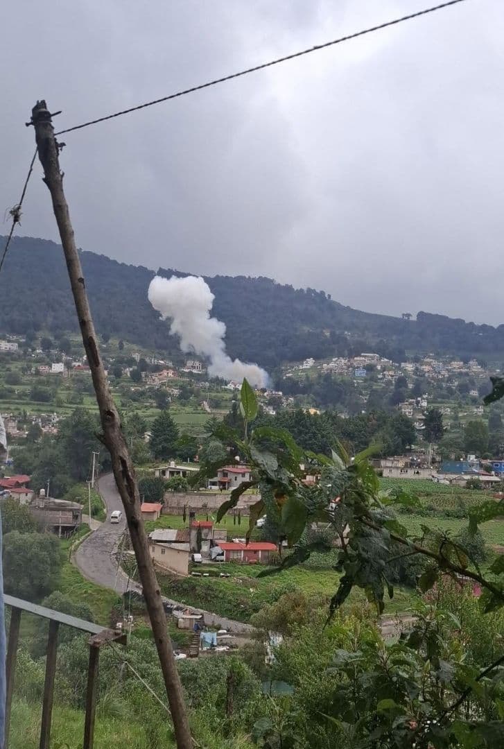 La explosión levantó una columna de humo blanco. Foto: Huixquilucan Pueblo Mágico