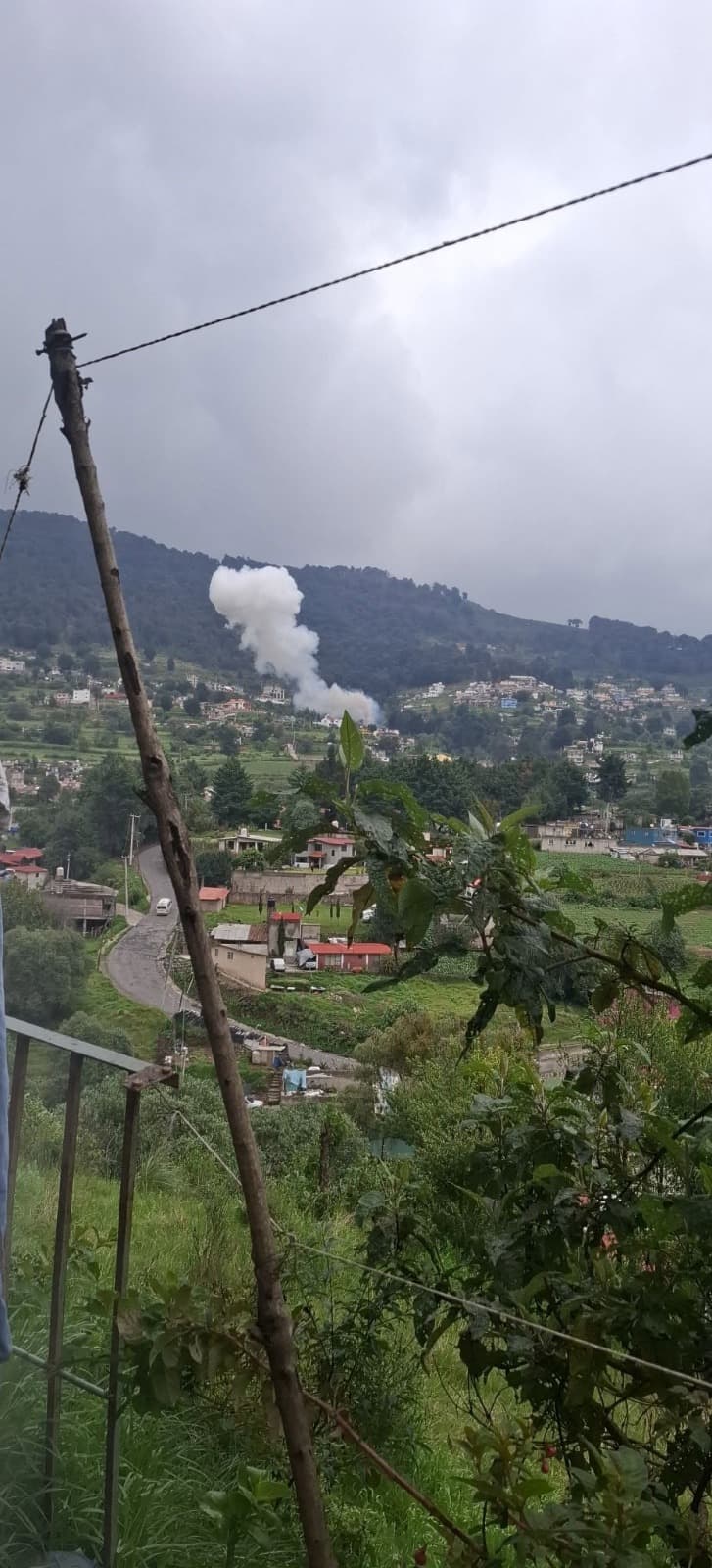 La explosión levantó una columna de humo blanco. Foto: Huixquilucan Pueblo Mágico