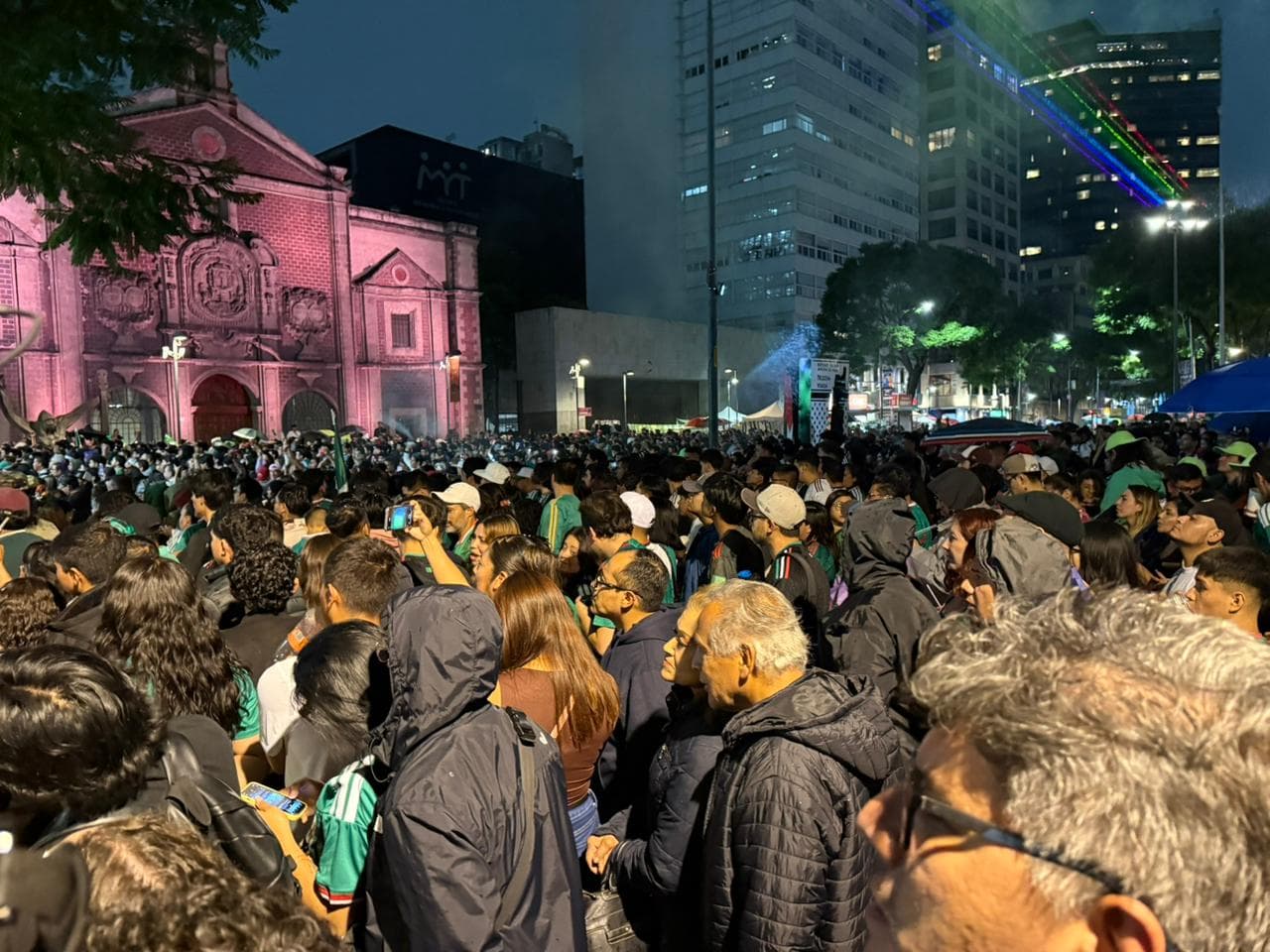 Aficionados disfrutan del partido en las pantallas instaladas en el Centro Histórico. Foto: N+