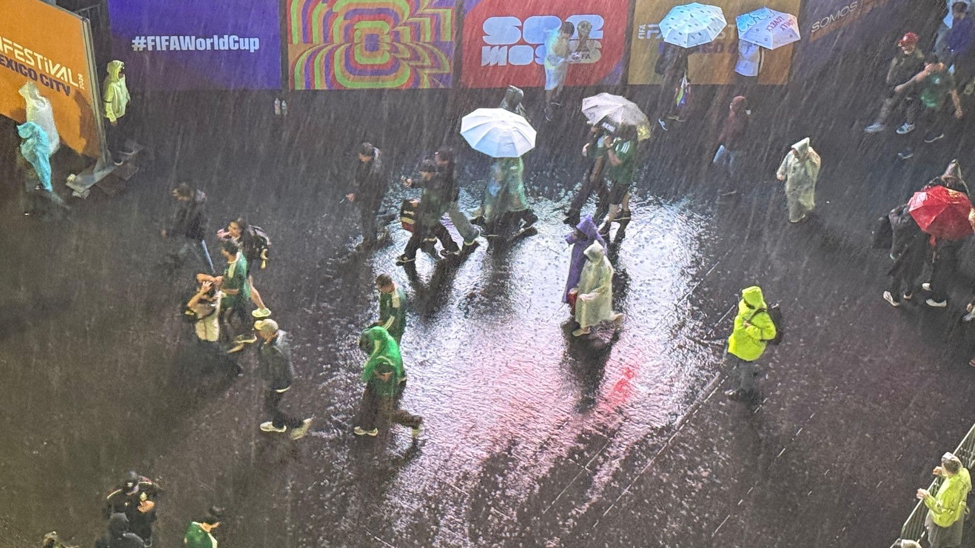 Tras Lleno Total, Aficionados se Retiran del Fan Festival Zócalo por Fuerte Lluvia