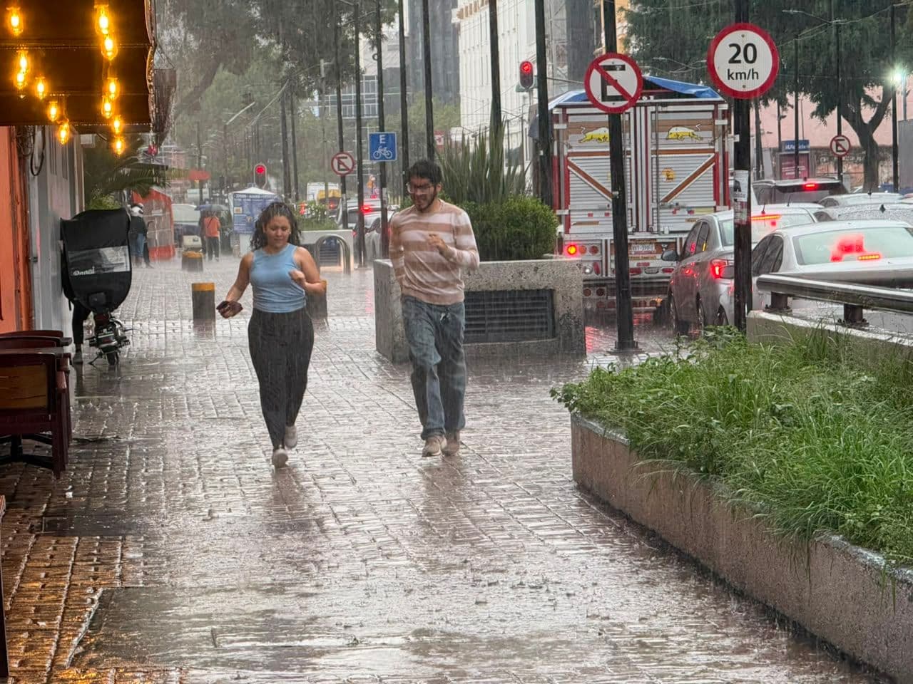 Capitalinos se protegen de las constantes lluvias registradas esta tarde en el centro de la capital. Foto: N+