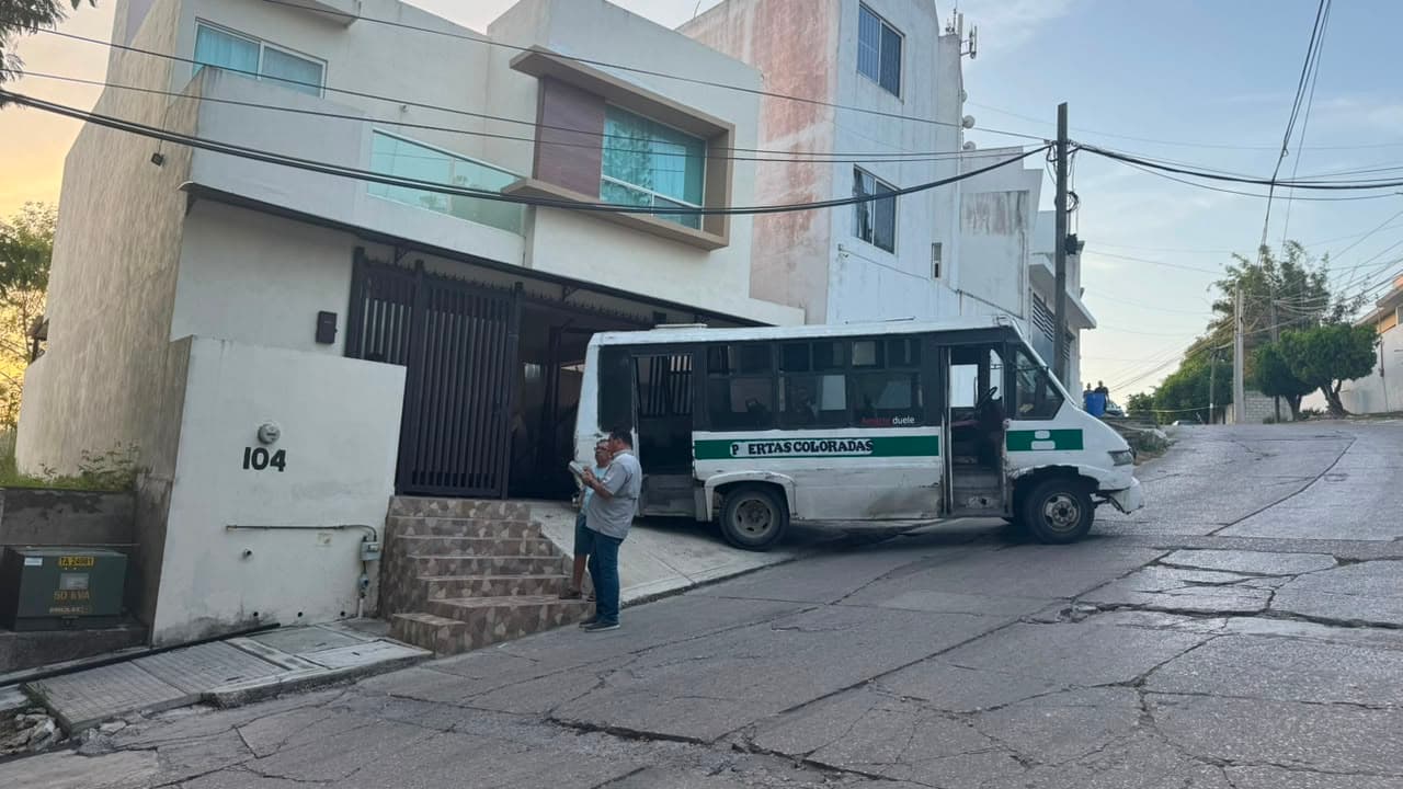 Microbus Sufre Falla Mecánica y se Estrella Contra Casa; Hay 5 Lesionados