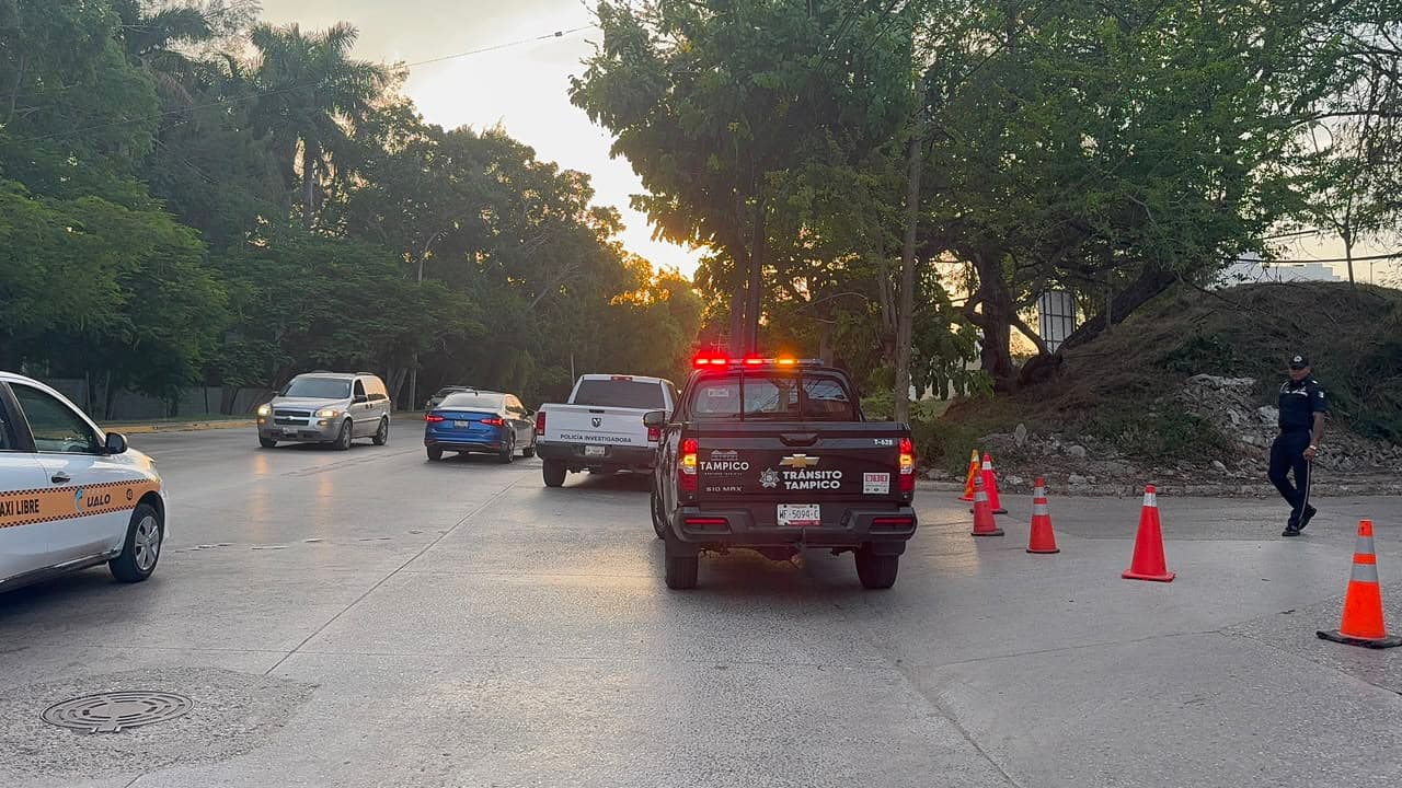 Microbus Sufre Falla Mecánica y se Estrella Contra Casa; Hay 5 Lesionados