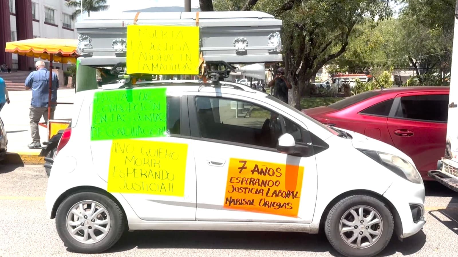 Mujer Recorre Calles con Ataúdes para Exigir Justicia Laboral en Tamaulipas