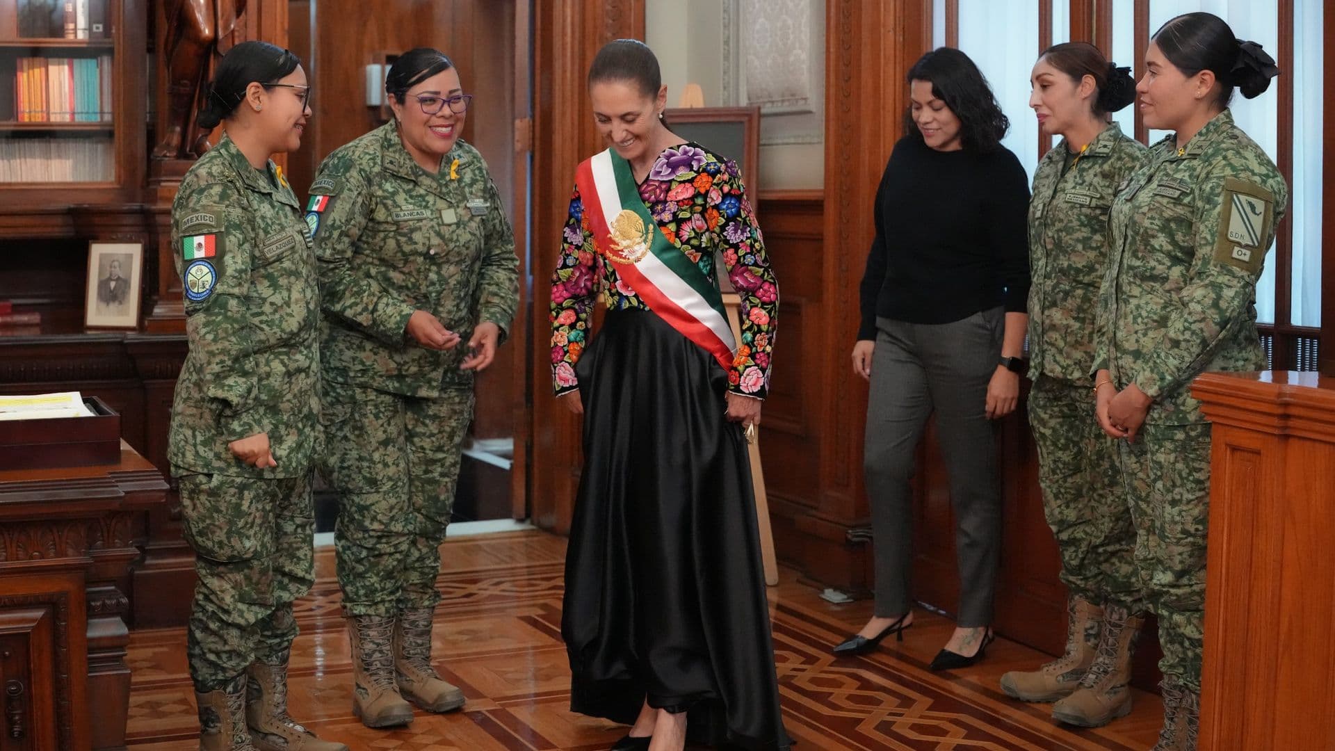 Colectivo Biulú Diseñó Vestido de Sheinbaum del Grito: "Honramos los Jardines de Nuestras Abuelas"