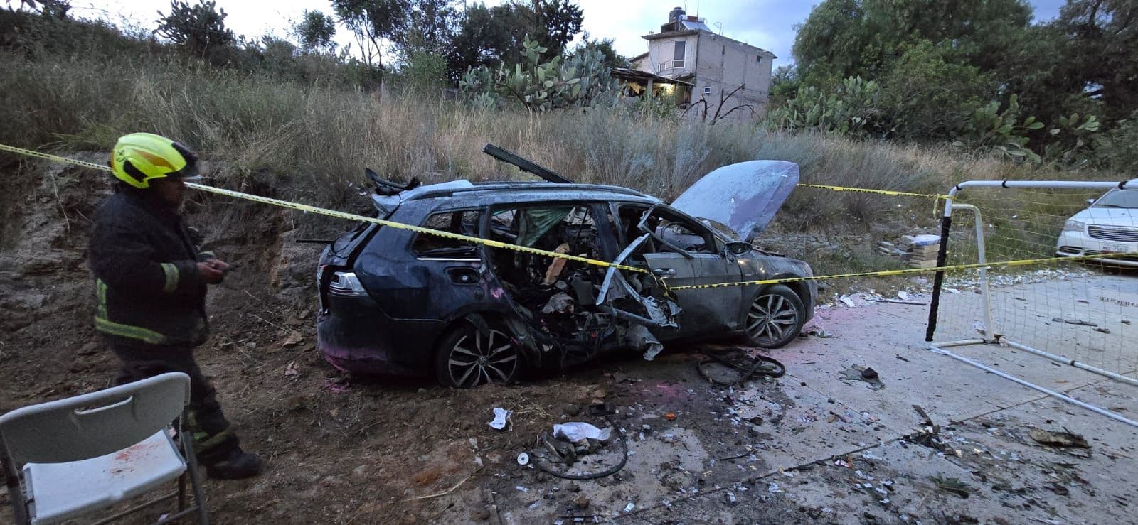 El automóvil quedó calcinado tras la explosión. Foto: Especial