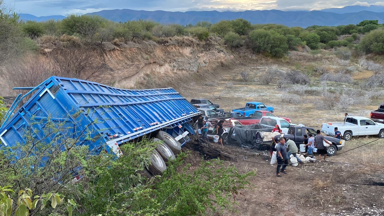 Trailer Cargado de Sorgo se Incendia y Termina Volcado en Tamaulipas