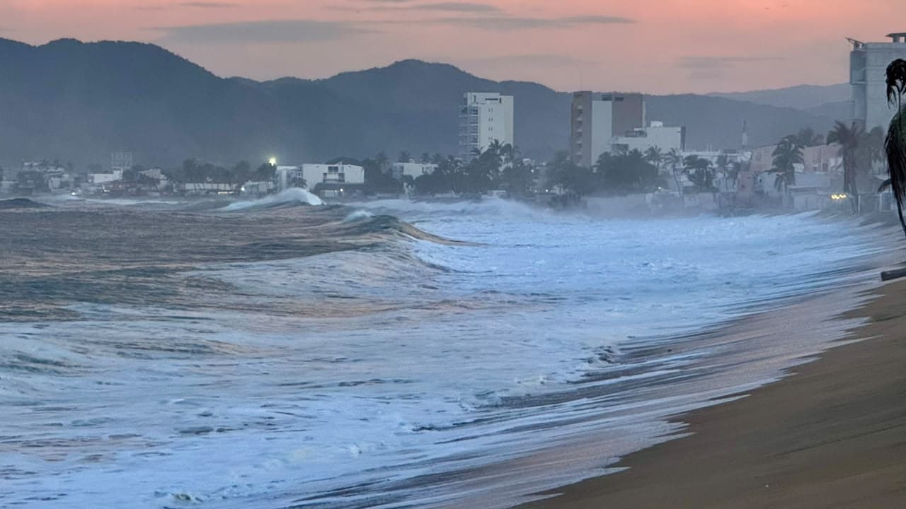 Costas de Colima durante la presencia del huracán Polo en el Pacífico mexicano.