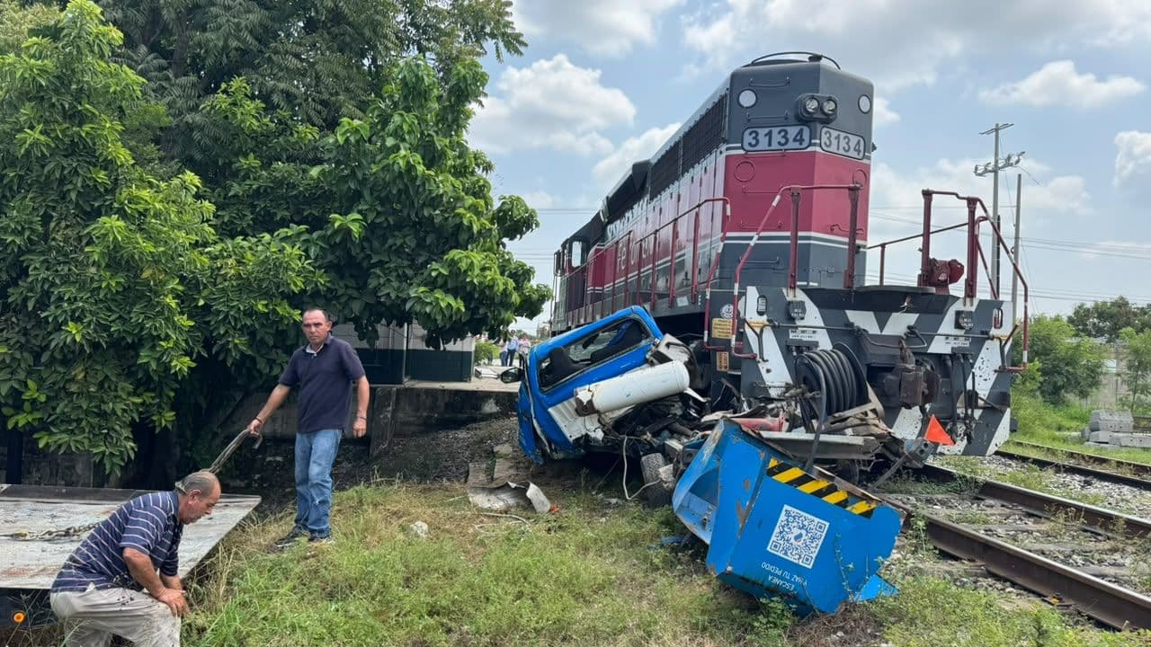 Choca Tren Contra Pipa de Gas en Altamira, Tamaulipas
