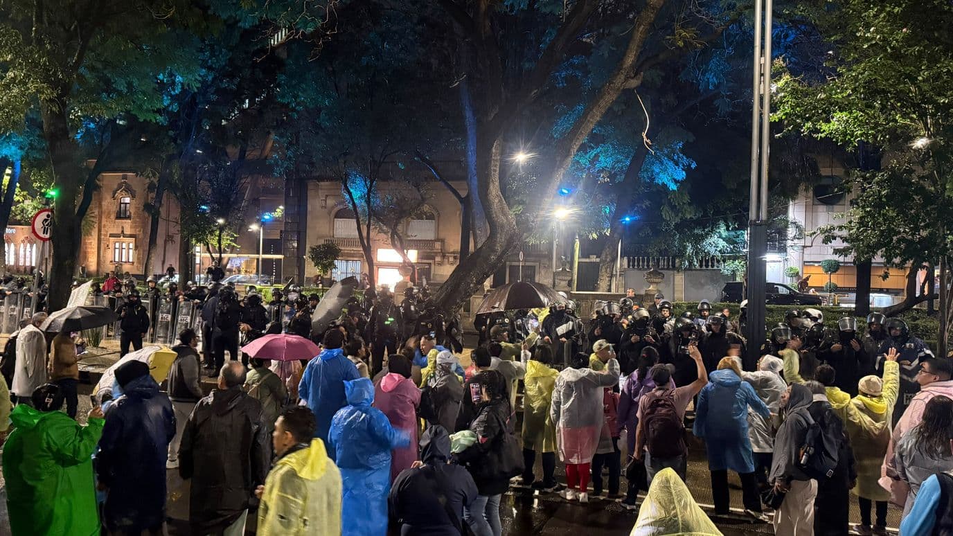 Policías de CDMX y Trabajadores del IMSS Protagonizan Conatos de Riña Durante Protestas