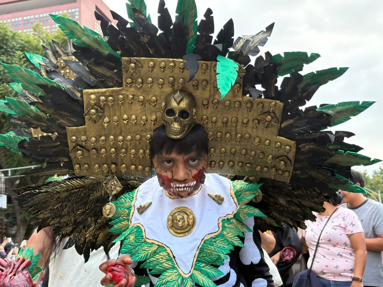 Zombie con motivos prehispànicos acuden a la Marcha Zombie 2026 en CDMX