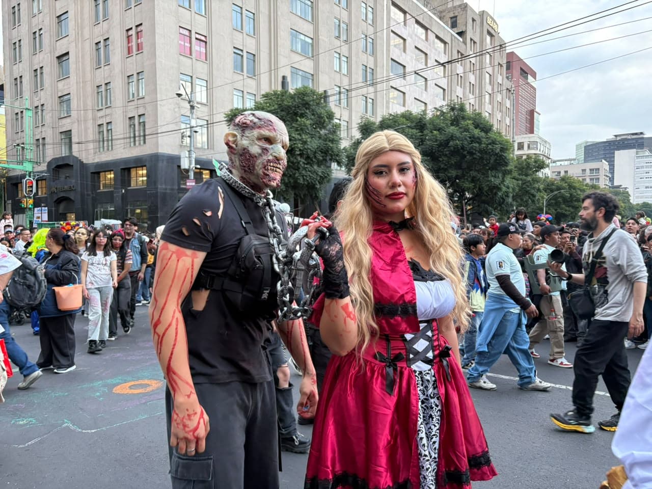 Zombie y cospleyers acuden a la Marcha Zombie 2026 en CDMX