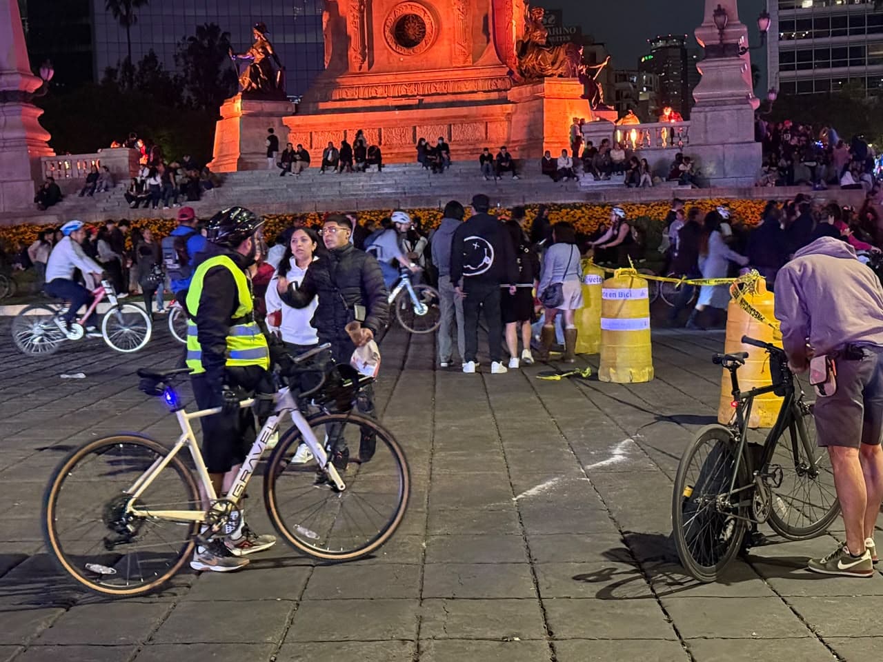 Ciudadanos recorren el Paseo Nocturno de Día de Muertos en bicicletas o a pie en el Ángel de la Independencia