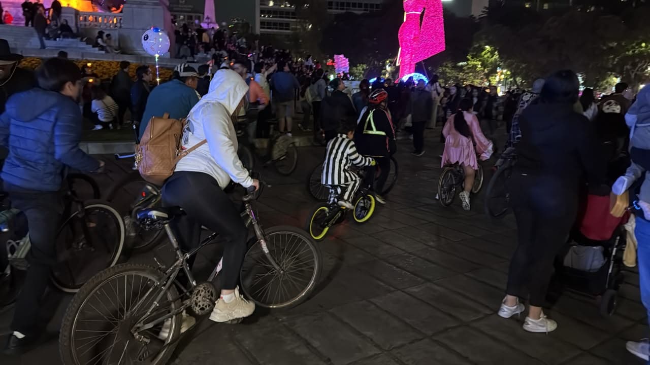 Ciudadanos recorren el Paseo Nocturno de Día de Muertos en bicicletas o a pie 24102026 - 3