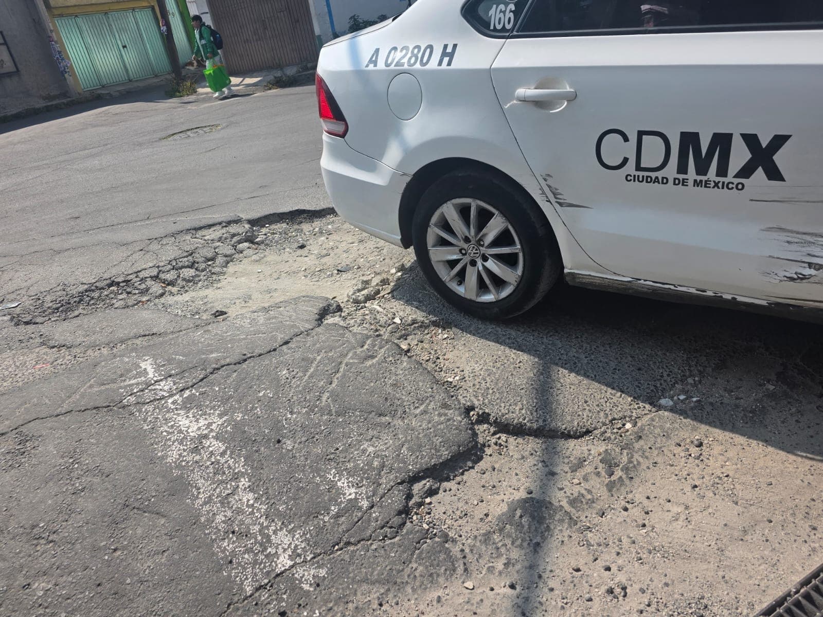 Taxista sortea bache en Iztapalapa