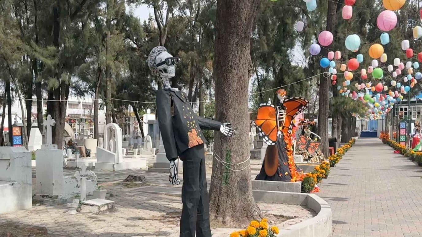 Varios panteones de León han sido decorados para esta festividad.