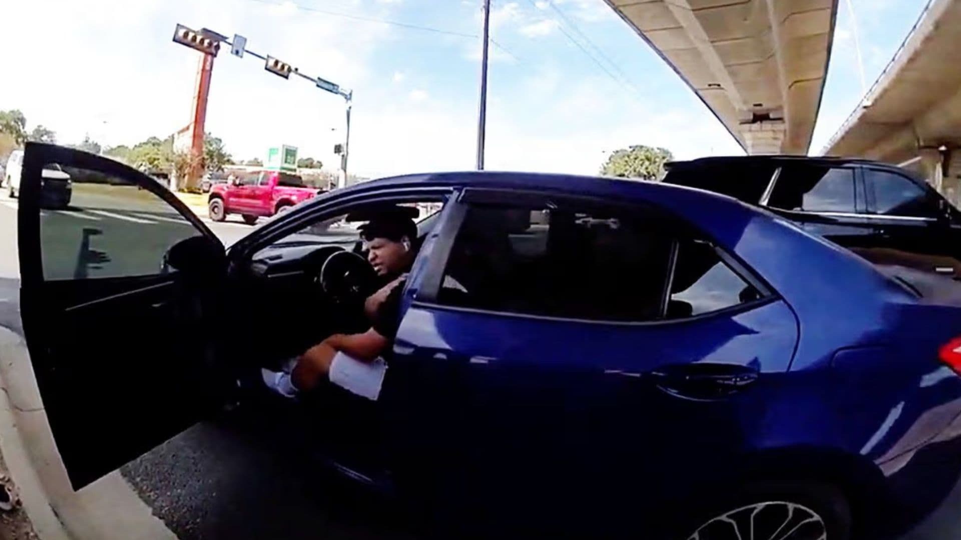 Migrante Venezolano Baleado por ICE en Texas Queda en Detención Penal sin Fianza
