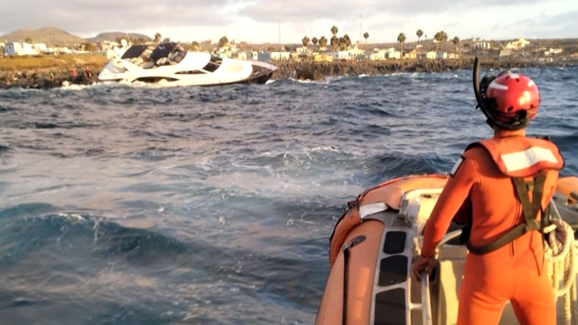 Rescatan a Estadounidense de la Tercera Edad tras Encallar Yate en Ensenada