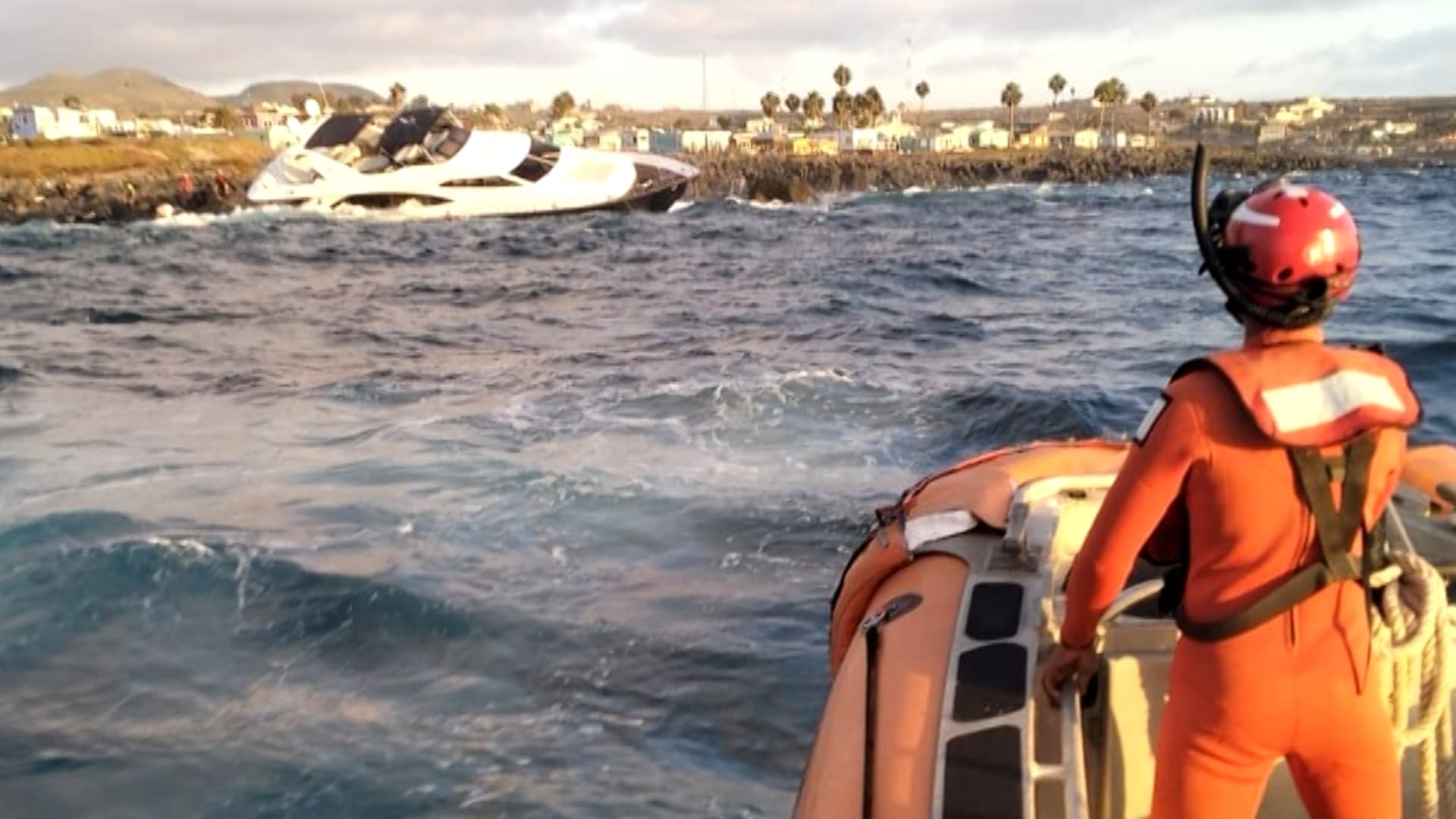 Rescatan a Estadounidense de la Tercera Edad tras Encallar Yate en Ensenada